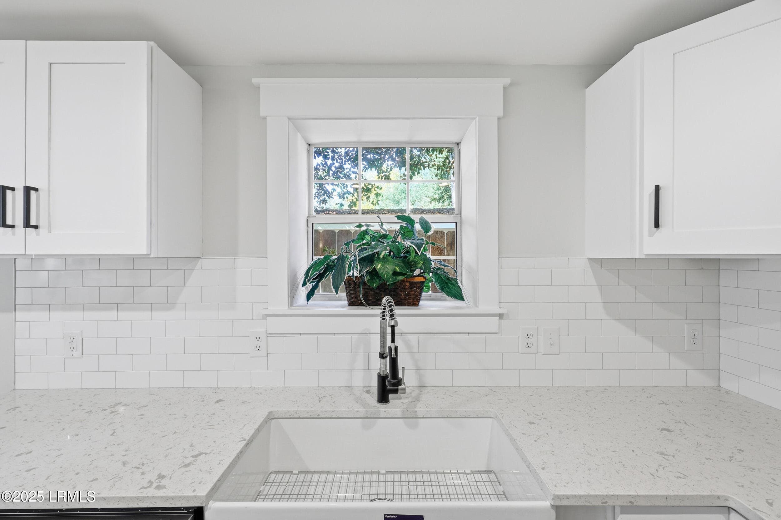 farmhouse sink - 617 N Jasper Street, Ridgeland, SC 29936