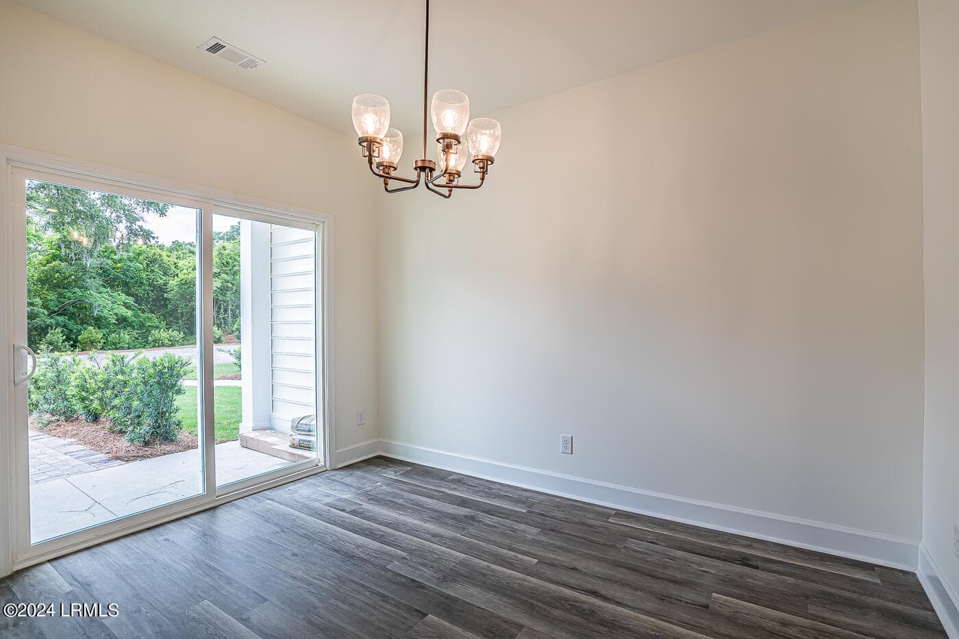 11 Dining - 252 Weathersbee Street, Ridgeland, SC 29936