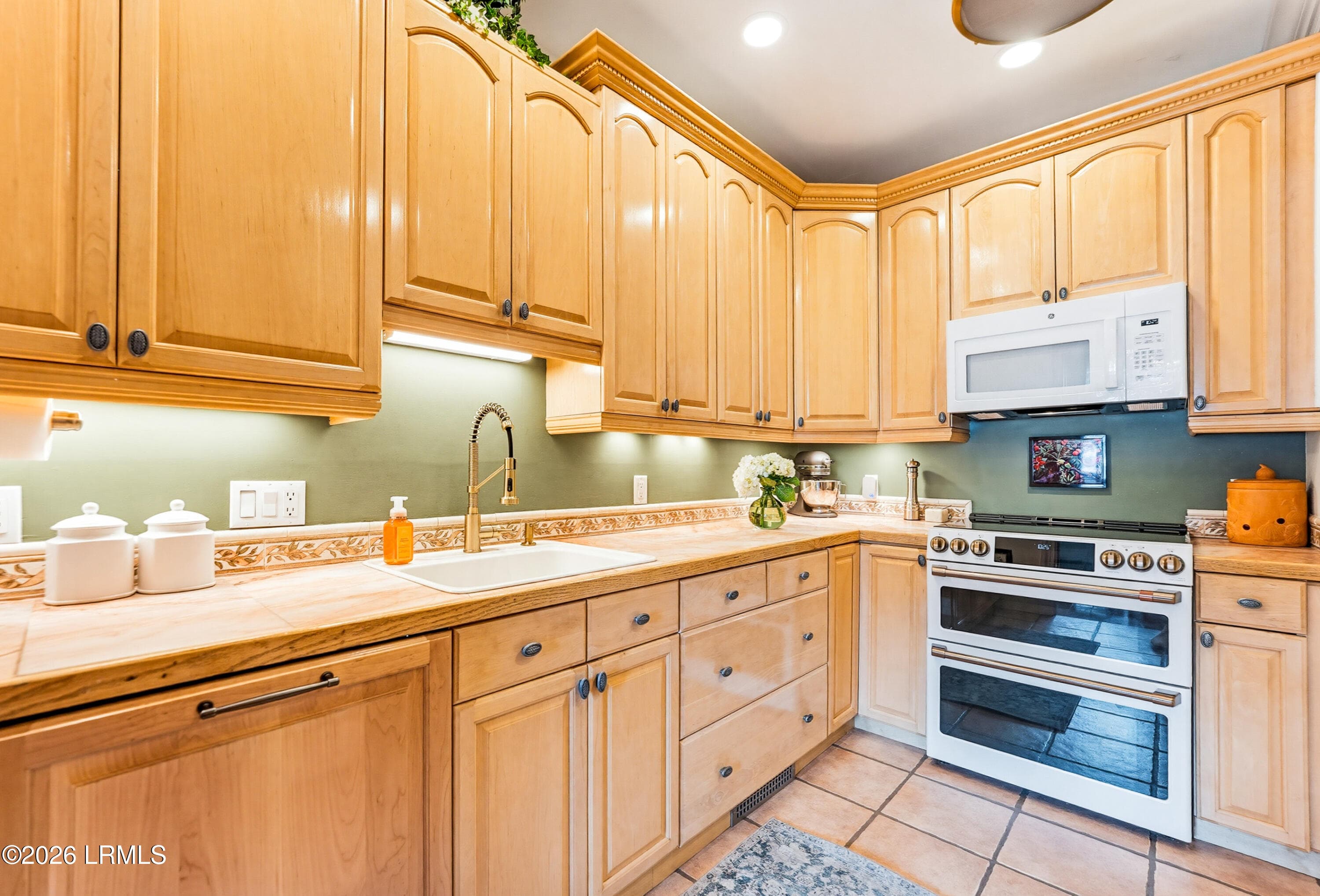 Gourmet kitchen - 895 Ribaut Road 9, Beaufort, SC 29902