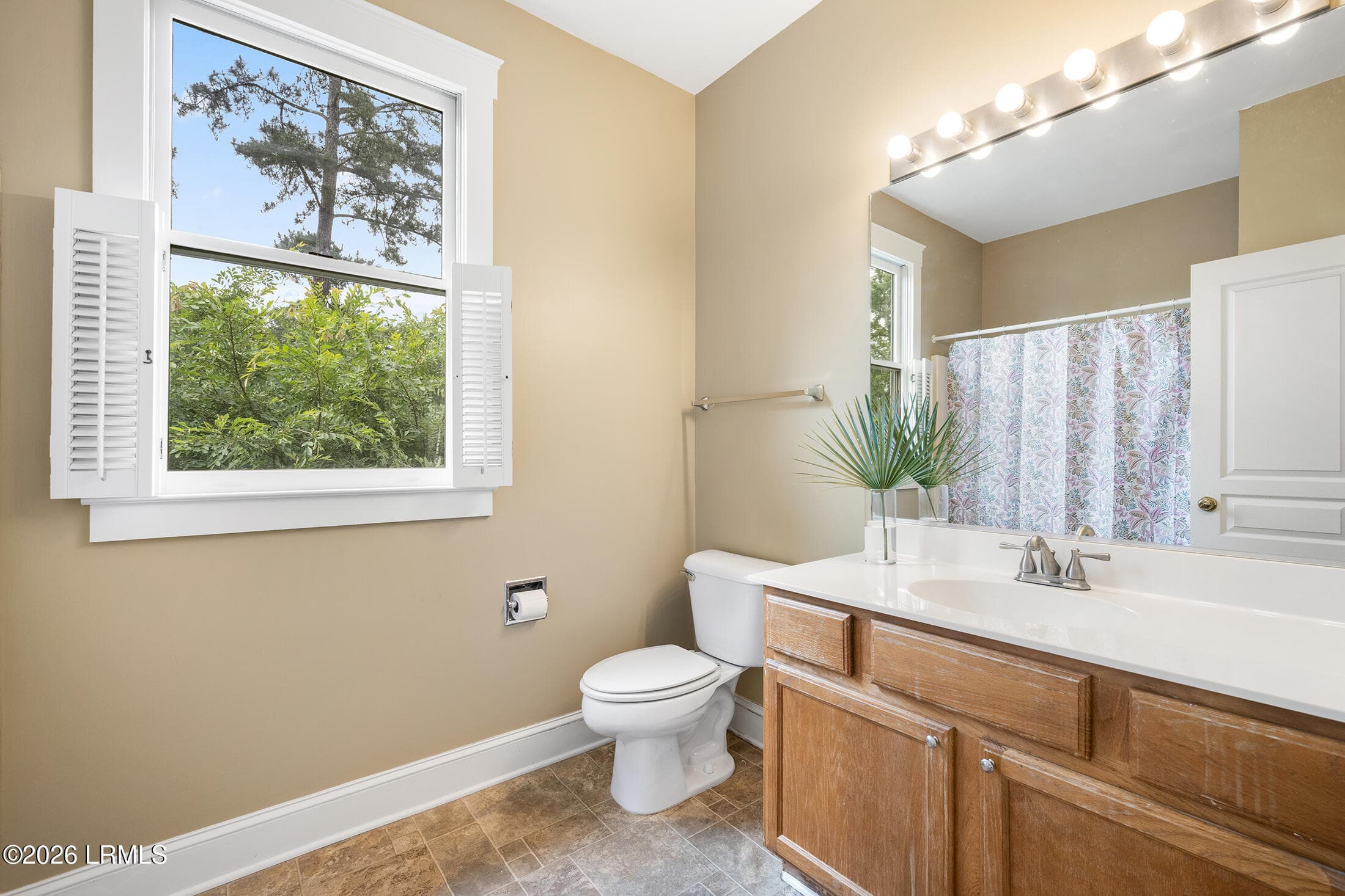 upstairsbath - 2668 Broad Street, Beaufort, SC 29902