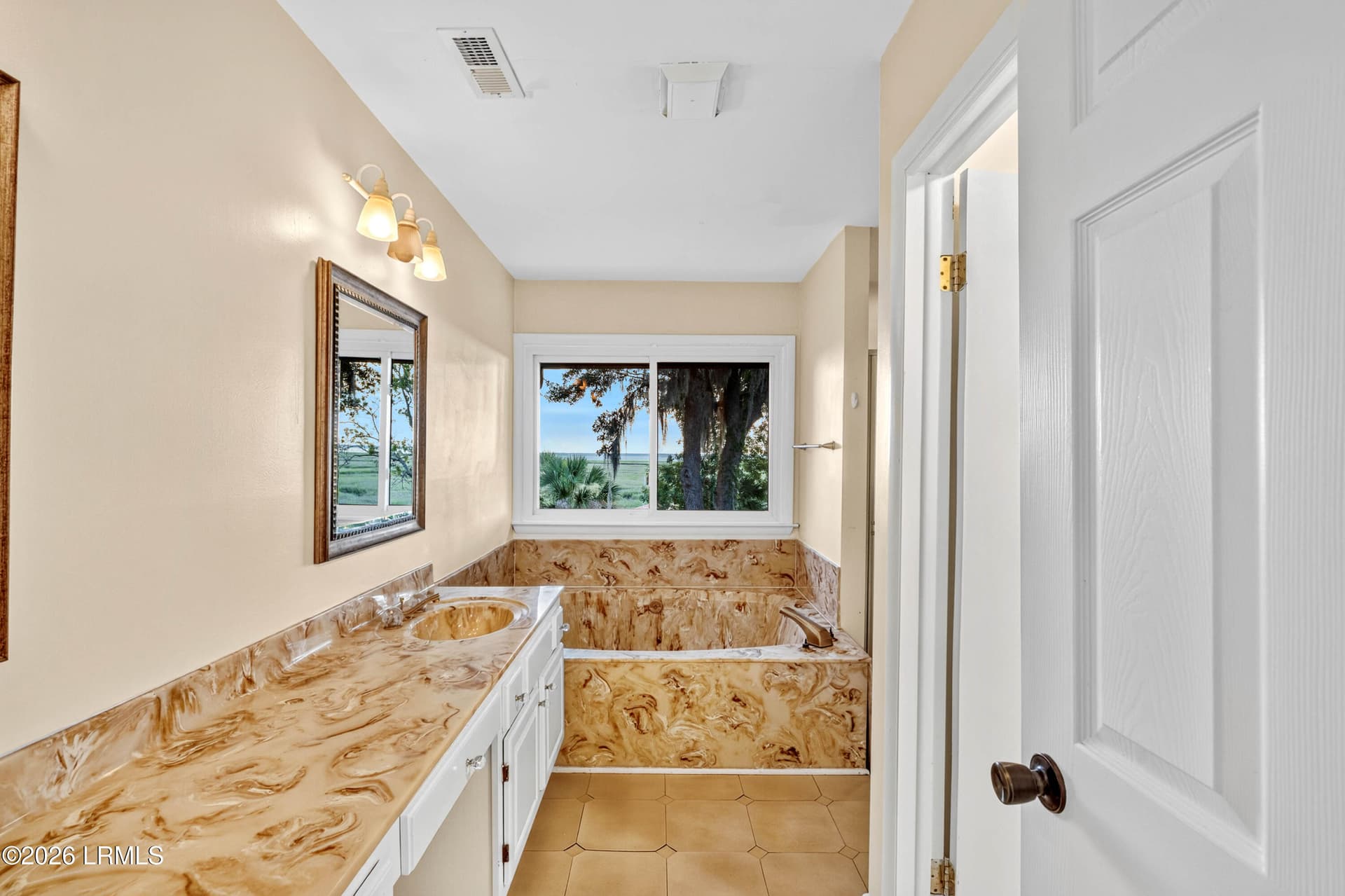 Master vanity and tub - 6823 Oakmont Drive, Beaufort, SC 29906