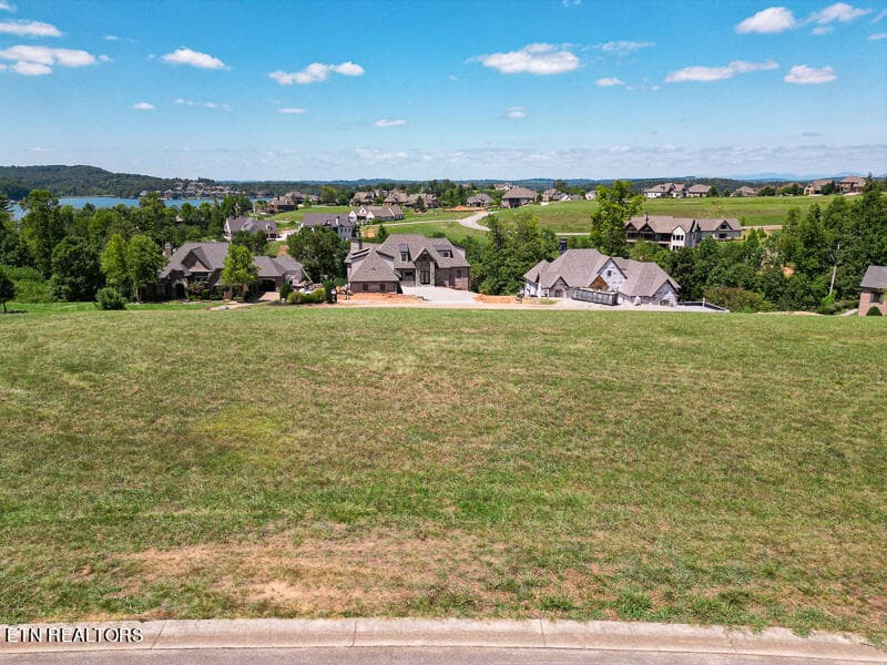 522 Commodore Drive, Lenoir City, TN 37772