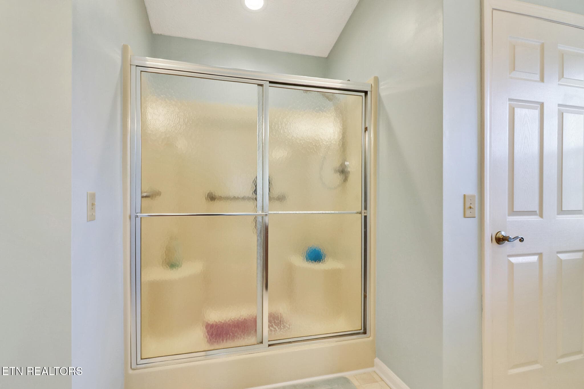 MB step in shower - 116 Huntington Drive, Fairfield Glade, TN 38558