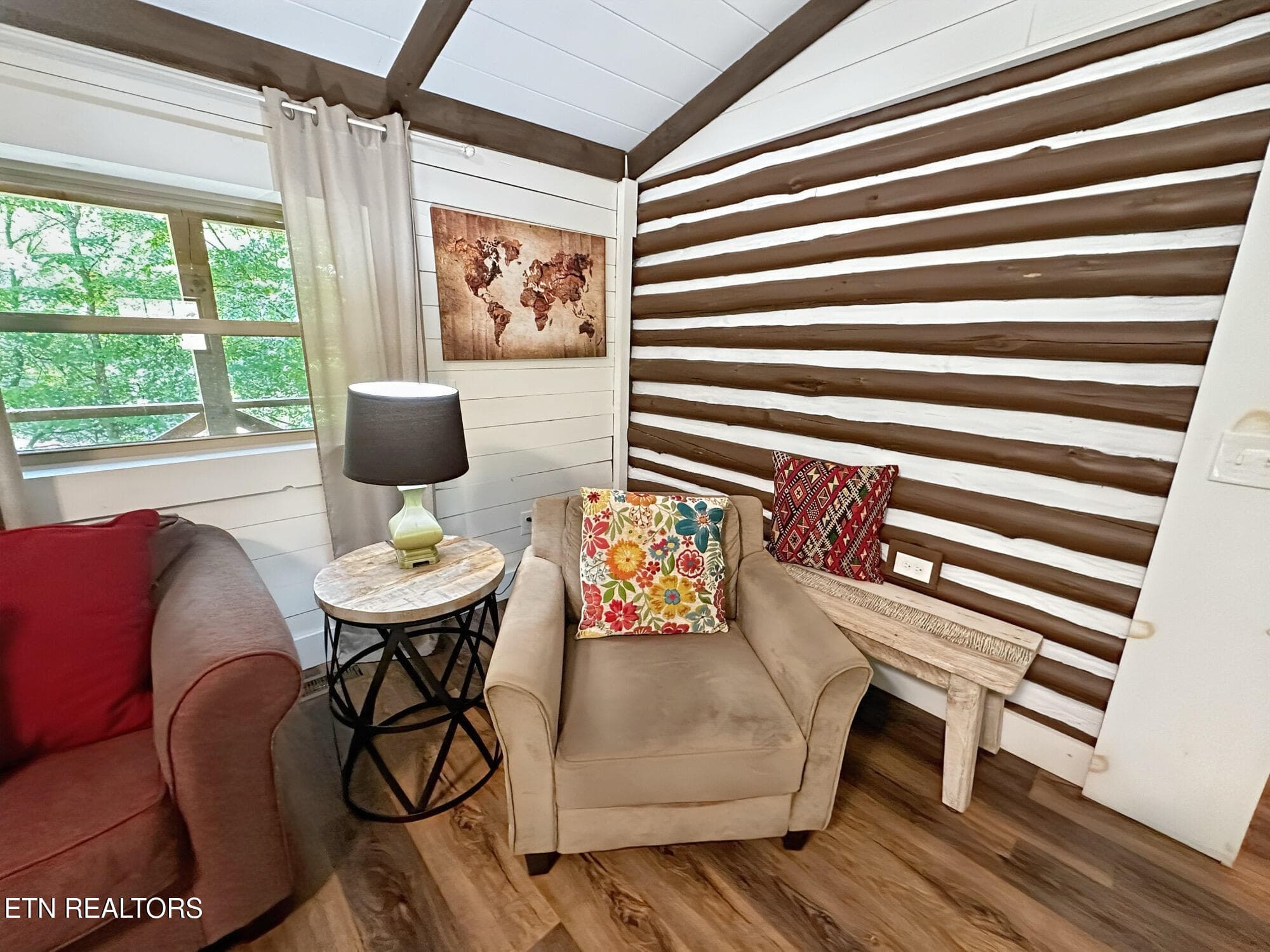 Real log accent walls - 576 Mill Creek Rd, Pigeon Forge, TN 37863
