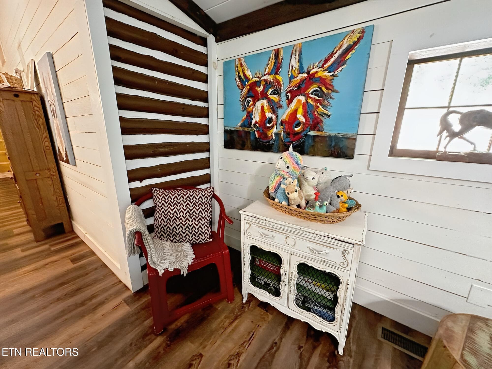 Real log accent walls - 576 Mill Creek Rd, Pigeon Forge, TN 37863