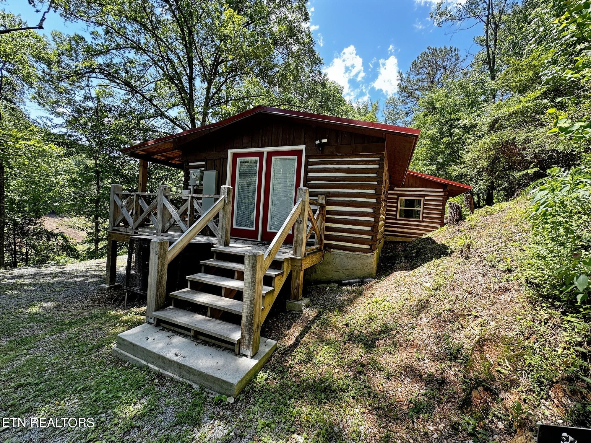 Side of cabin - 576 Mill Creek Rd, Pigeon Forge, TN 37863