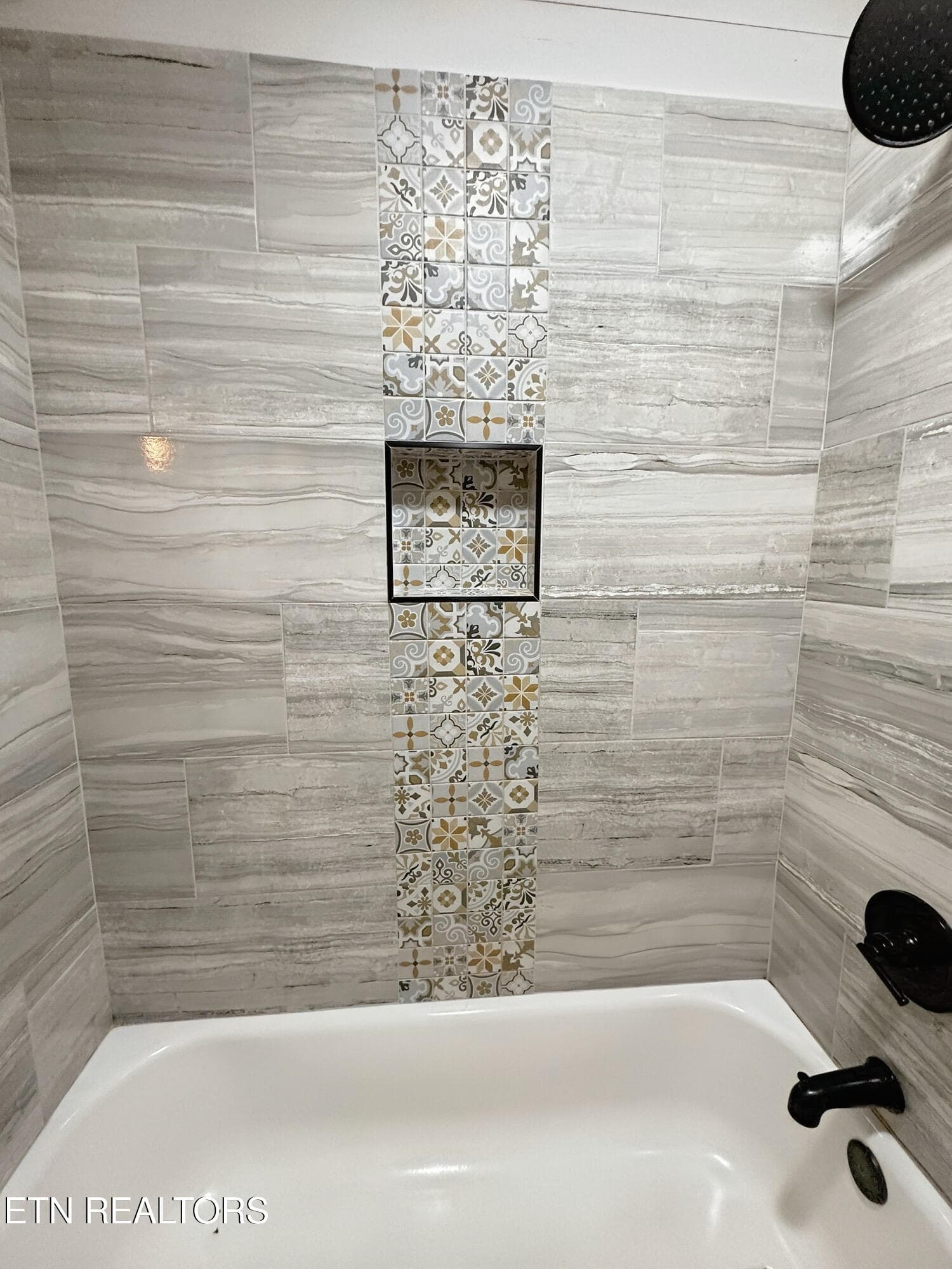Tiled bath - 576 Mill Creek Rd, Pigeon Forge, TN 37863
