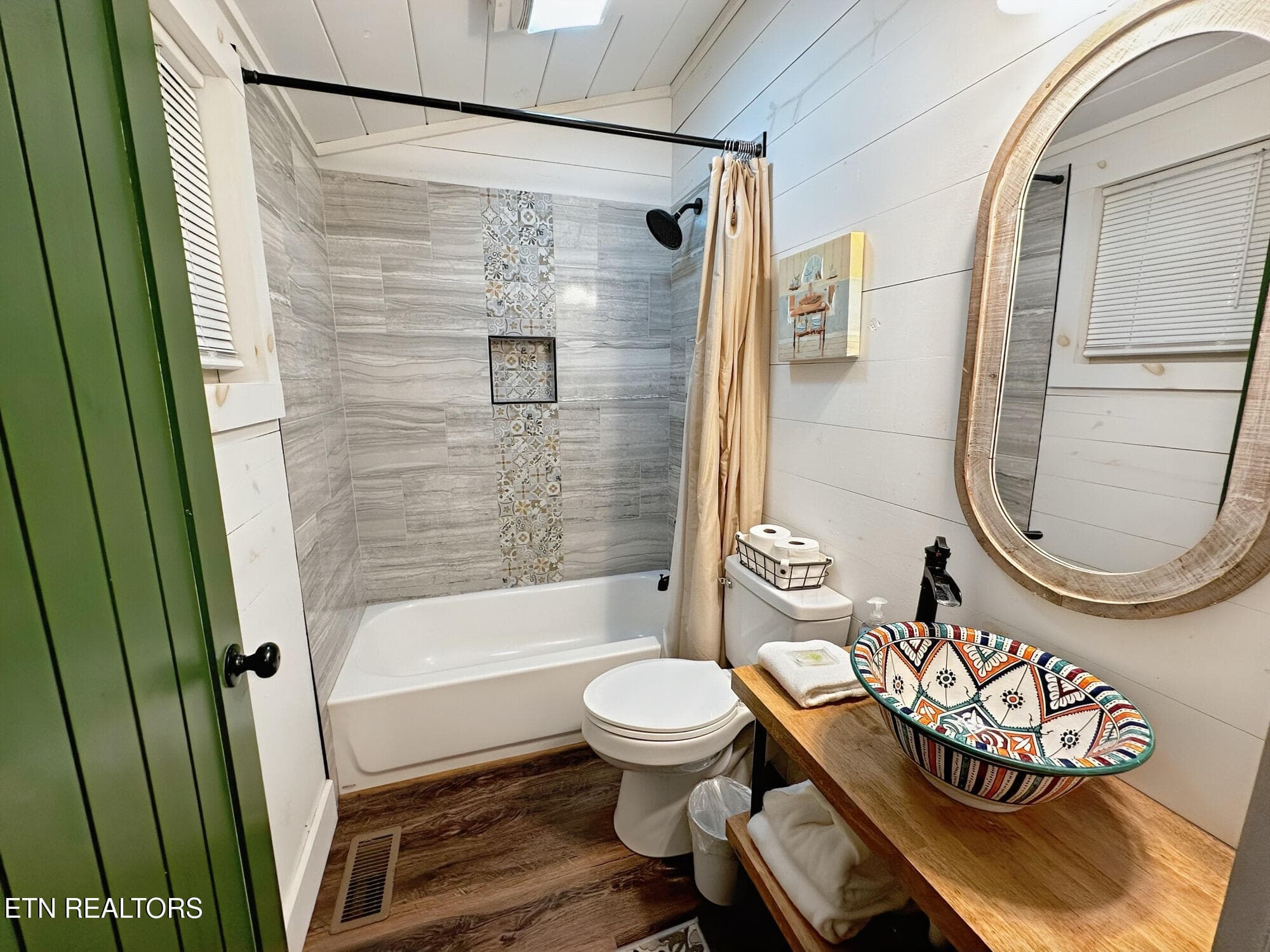 Full bath with tub - 576 Mill Creek Rd, Pigeon Forge, TN 37863