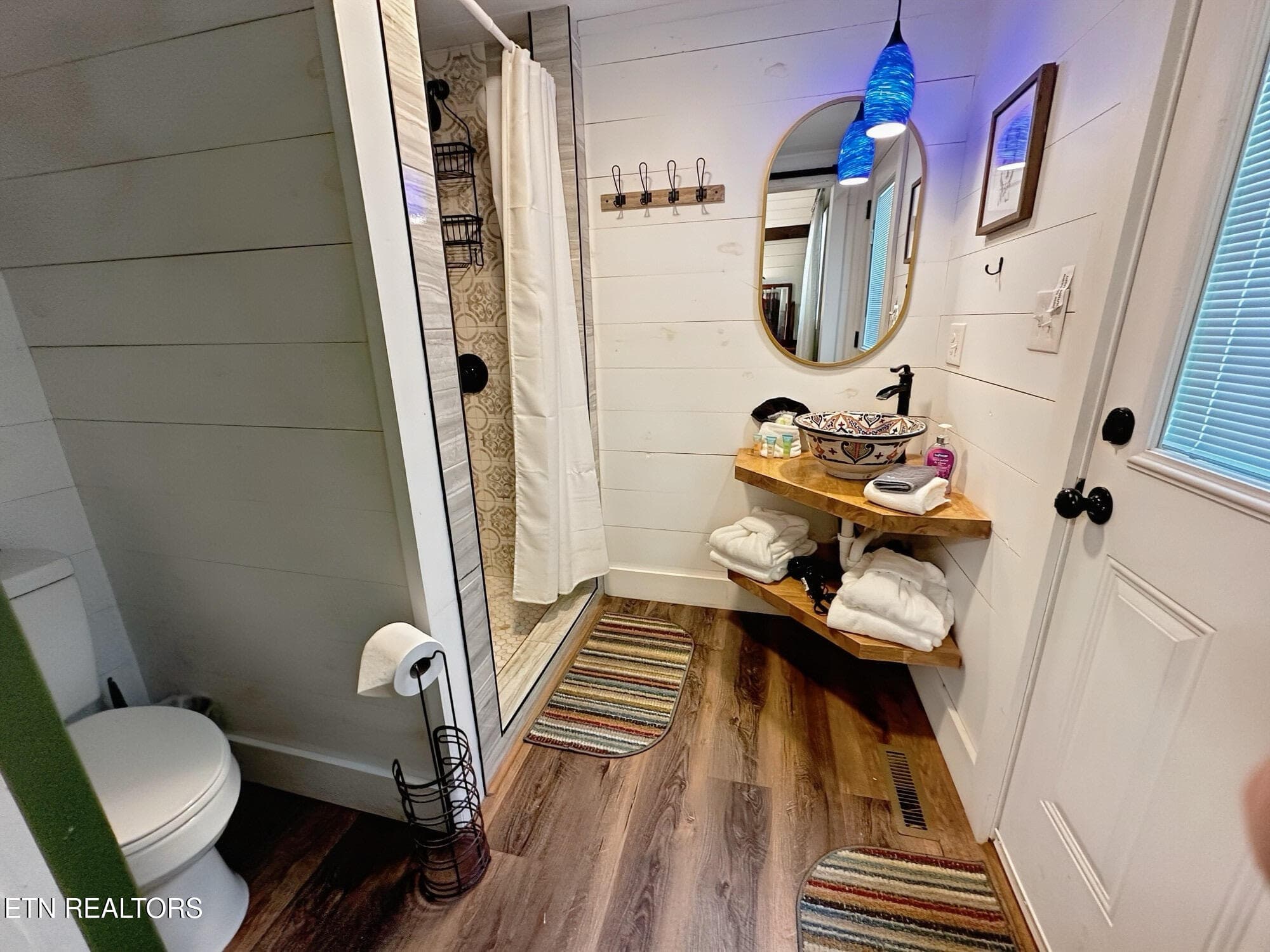 Full bath - 576 Mill Creek Rd, Pigeon Forge, TN 37863
