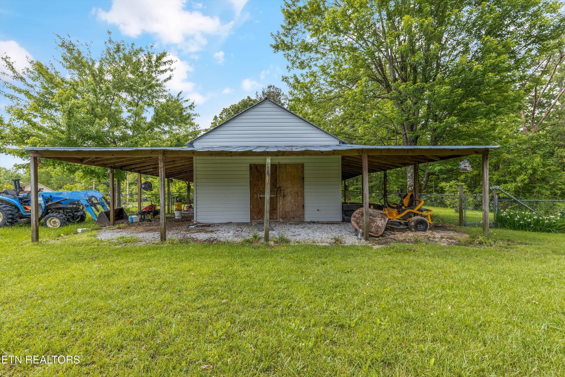 Storage Shed / Workshop - 9438-0 Morgan County Hwy, Sunbright, TN 37872