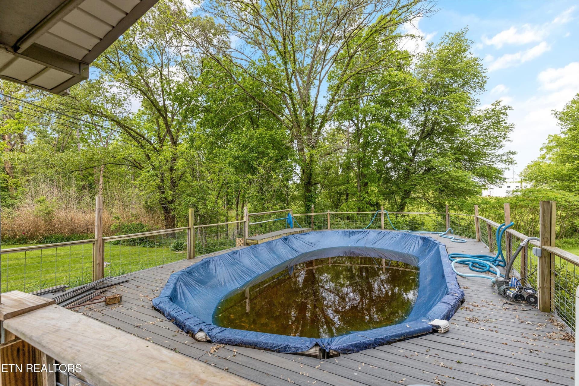 Above-ground Pool - 9438-0 Morgan County Hwy, Sunbright, TN 37872
