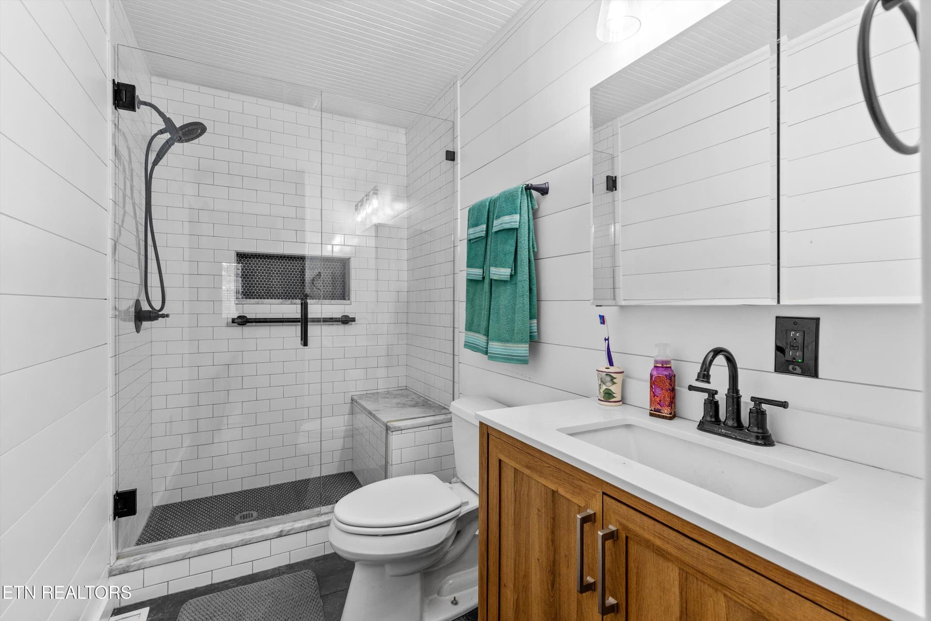 Updated Master Bathroom - 9438-0 Morgan County Hwy, Sunbright, TN 37872