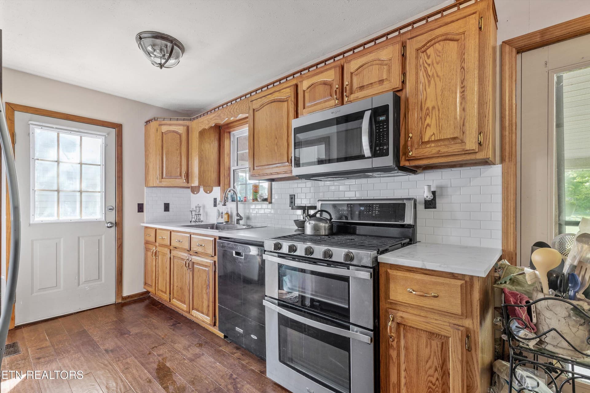 Charming Kitchen with Modern Comfort - 9438-0 Morgan County Hwy, Sunbright, TN 37872
