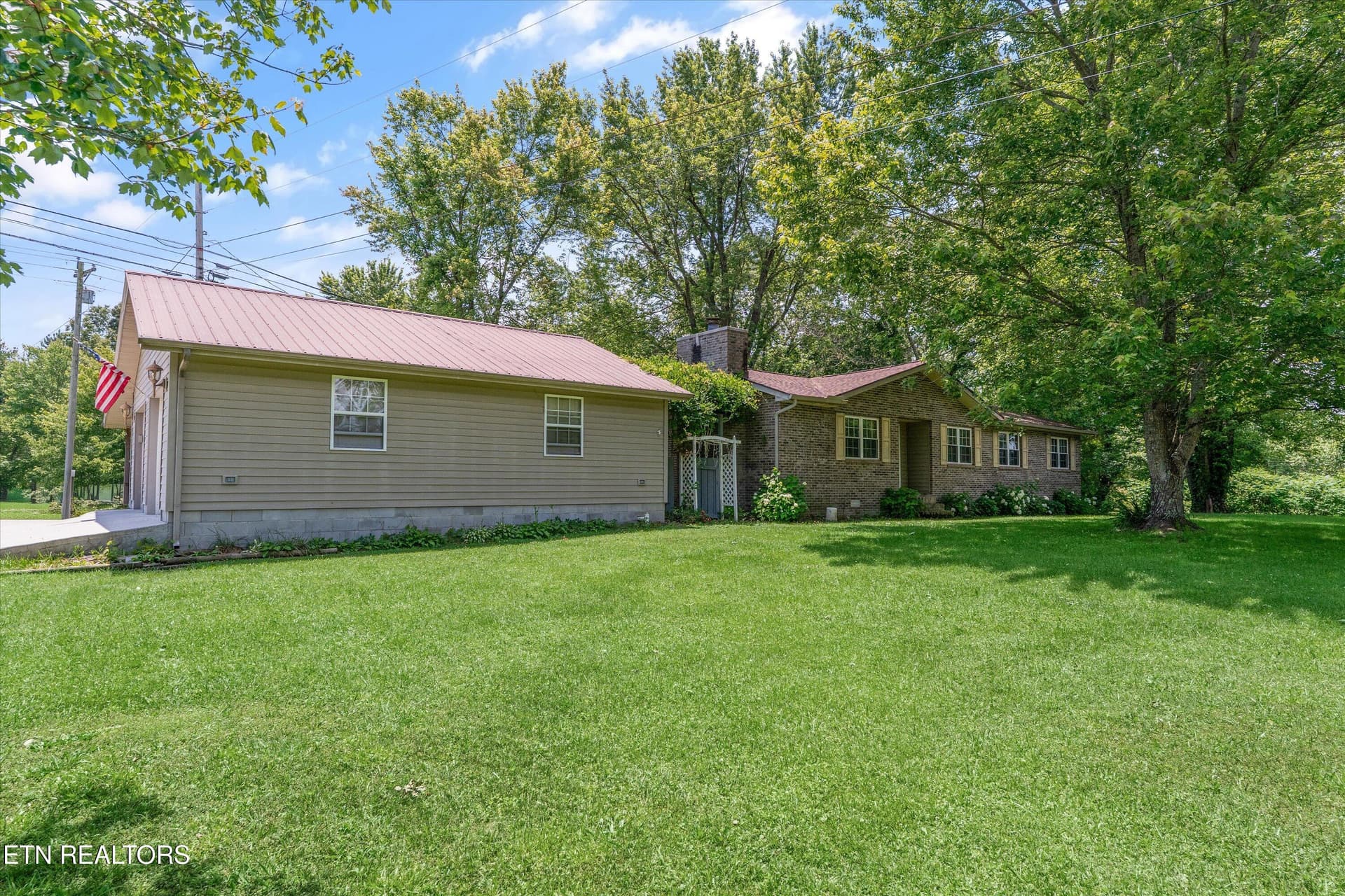Multiple Outbuildings and Storage - 9438-0 Morgan County Hwy, Sunbright, TN 37872