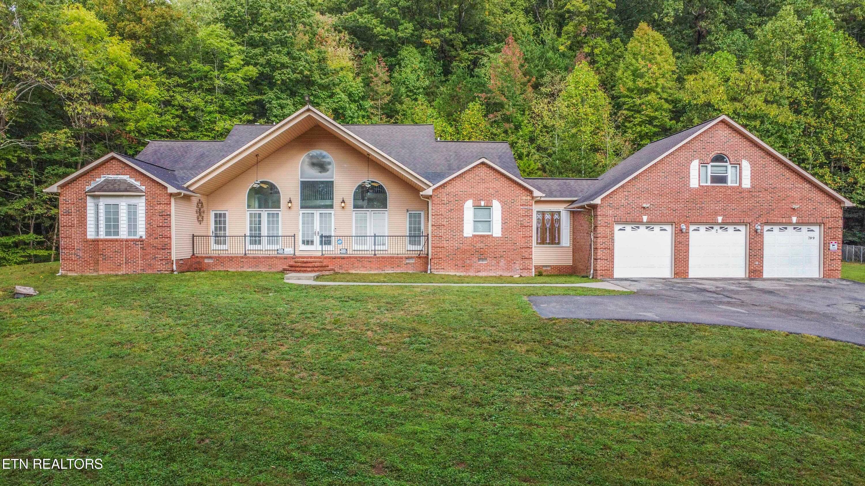 799 Twin Hills Lane, Jacksboro, TN 37757