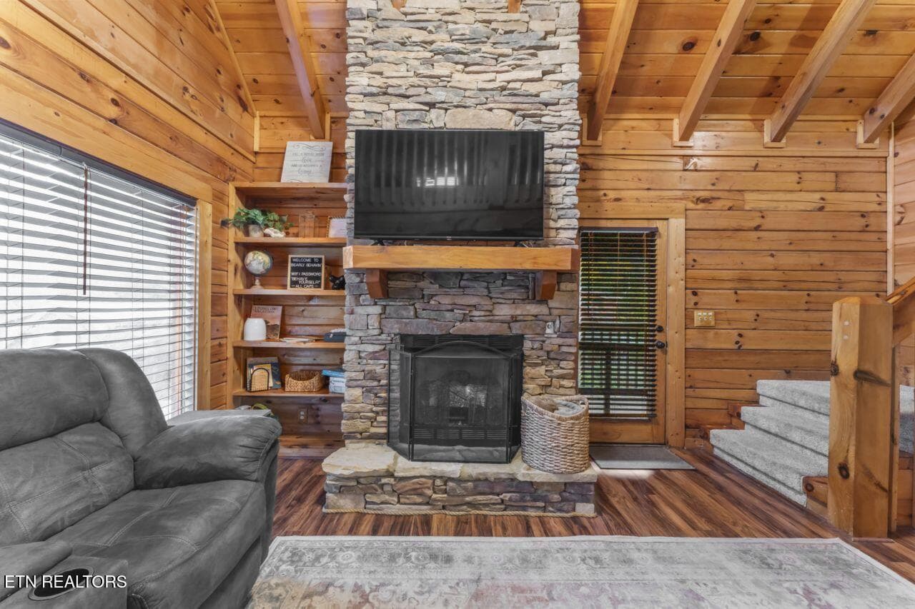 Living Room Fireplace - 526 Blackberry Ridge Way, Pigeon Forge, TN 37863