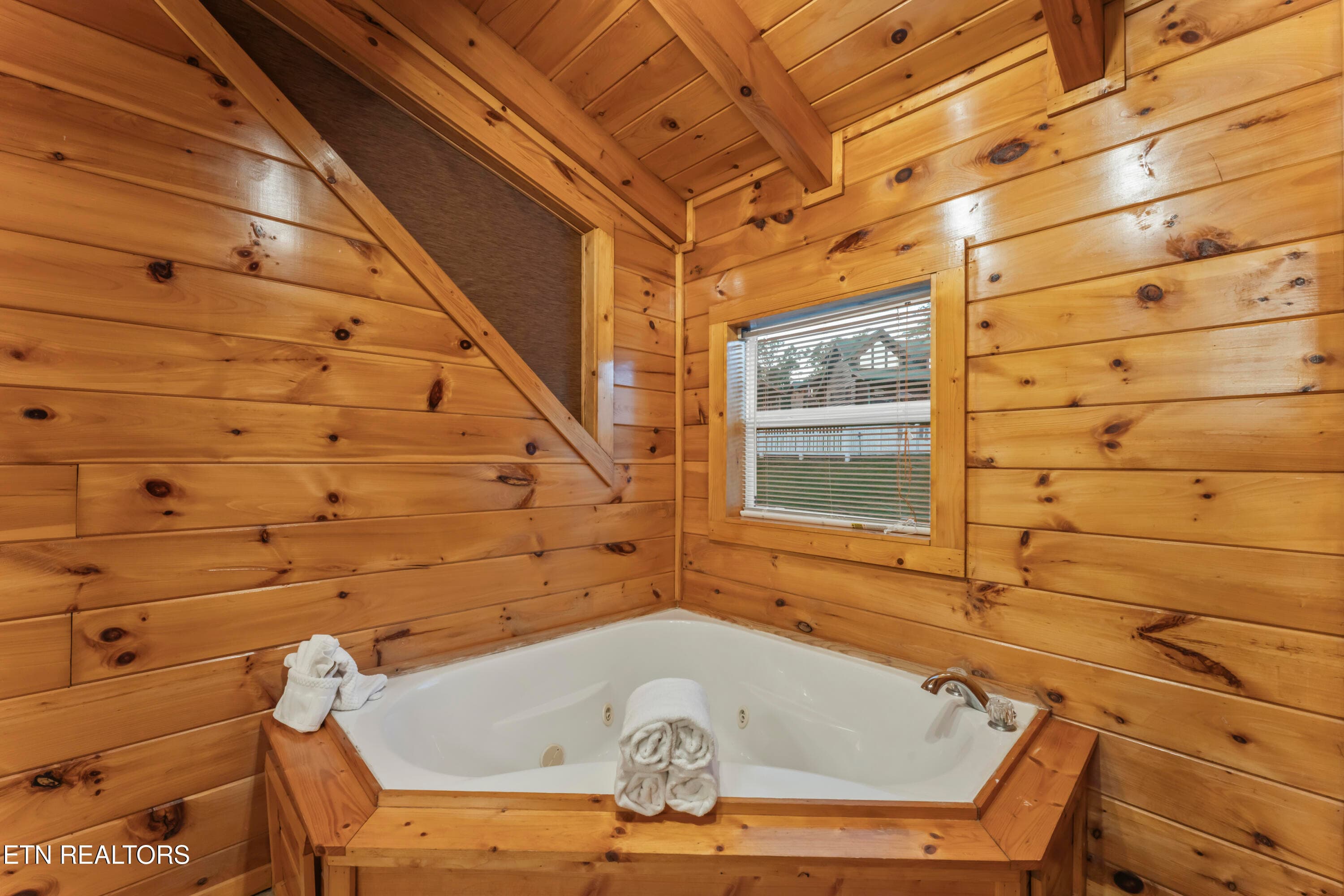 Jacuzzi - Bedroom #2 Upstairs - 526 Blackberry Ridge Way, Pigeon Forge, TN 37863
