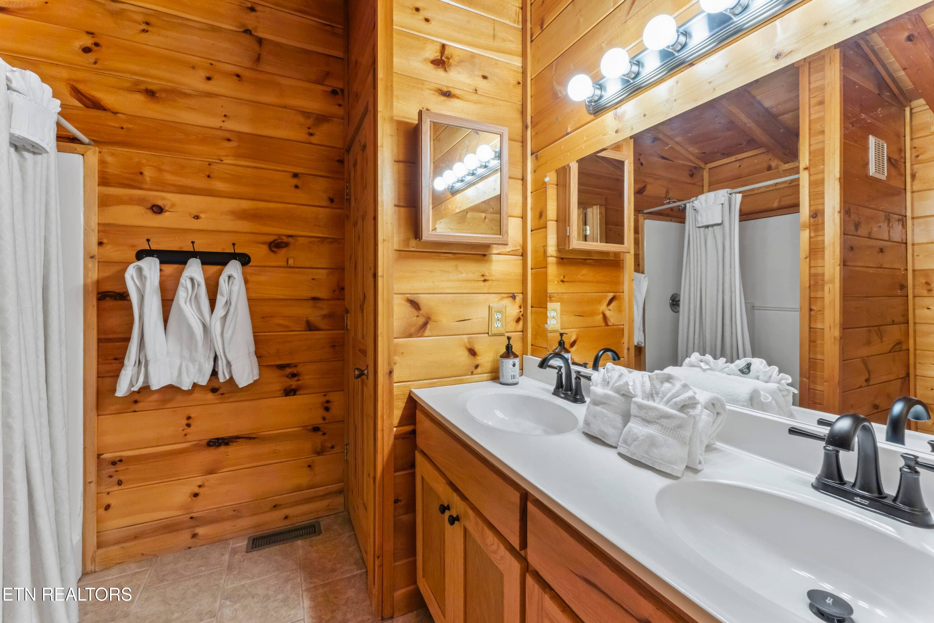 Bathroom Dual Sink 2nd Floor - 526 Blackberry Ridge Way, Pigeon Forge, TN 37863