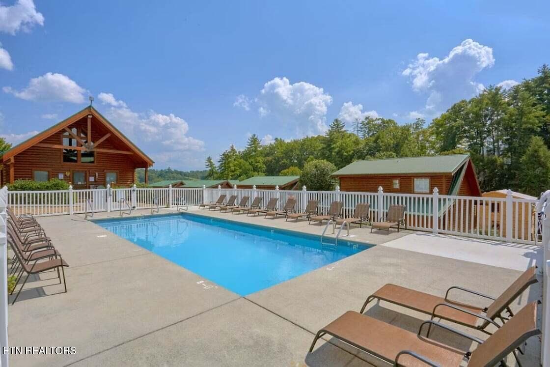 Pool Area - 526 Blackberry Ridge Way, Pigeon Forge, TN 37863