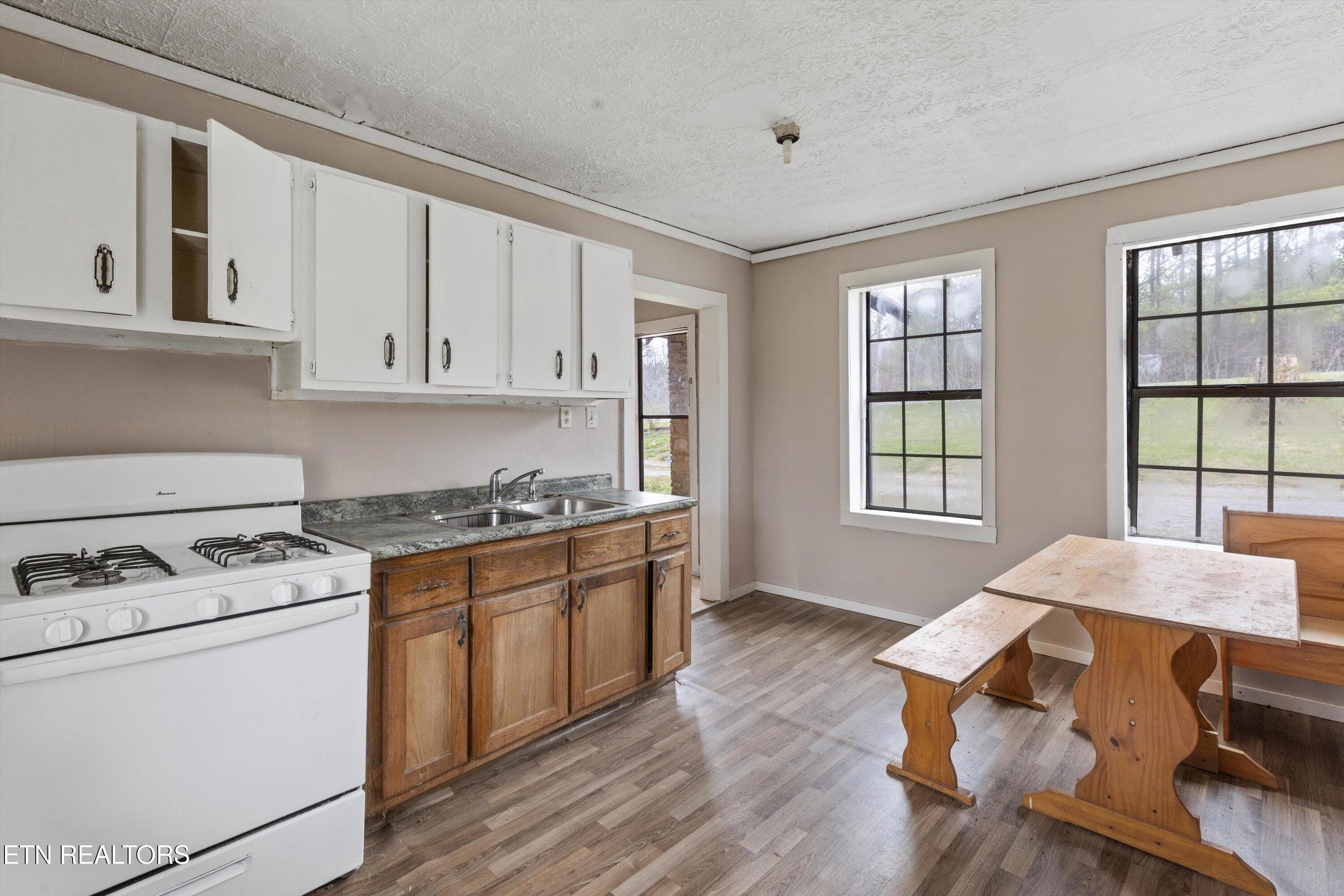 Bright and Airy Kitchen - 9476 Morgan County Hwy, Sunbright, TN 37872