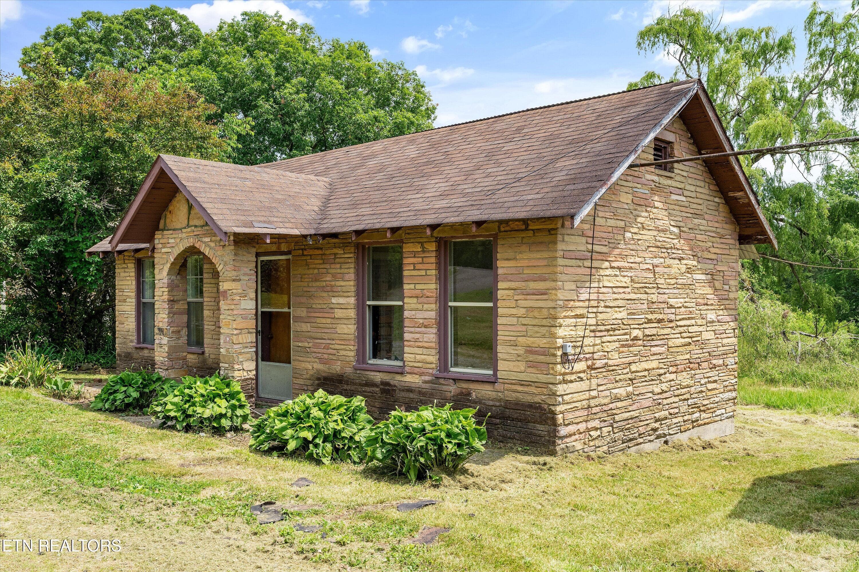 Beautiful Existing Structures - 9476 Morgan County Hwy, Sunbright, TN 37872