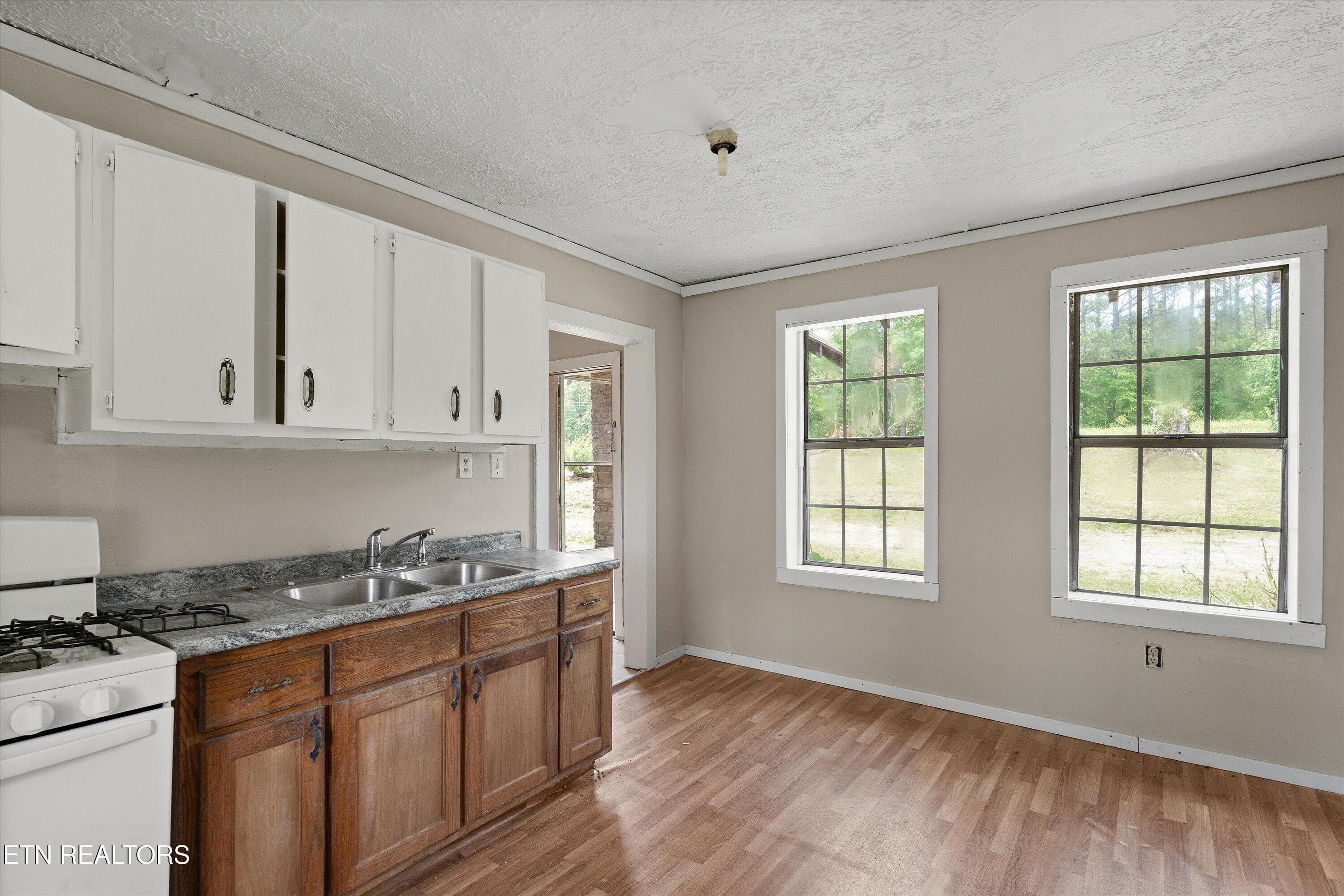 Bright and Airy Kitchen - 9476 Morgan County Hwy, Sunbright, TN 37872