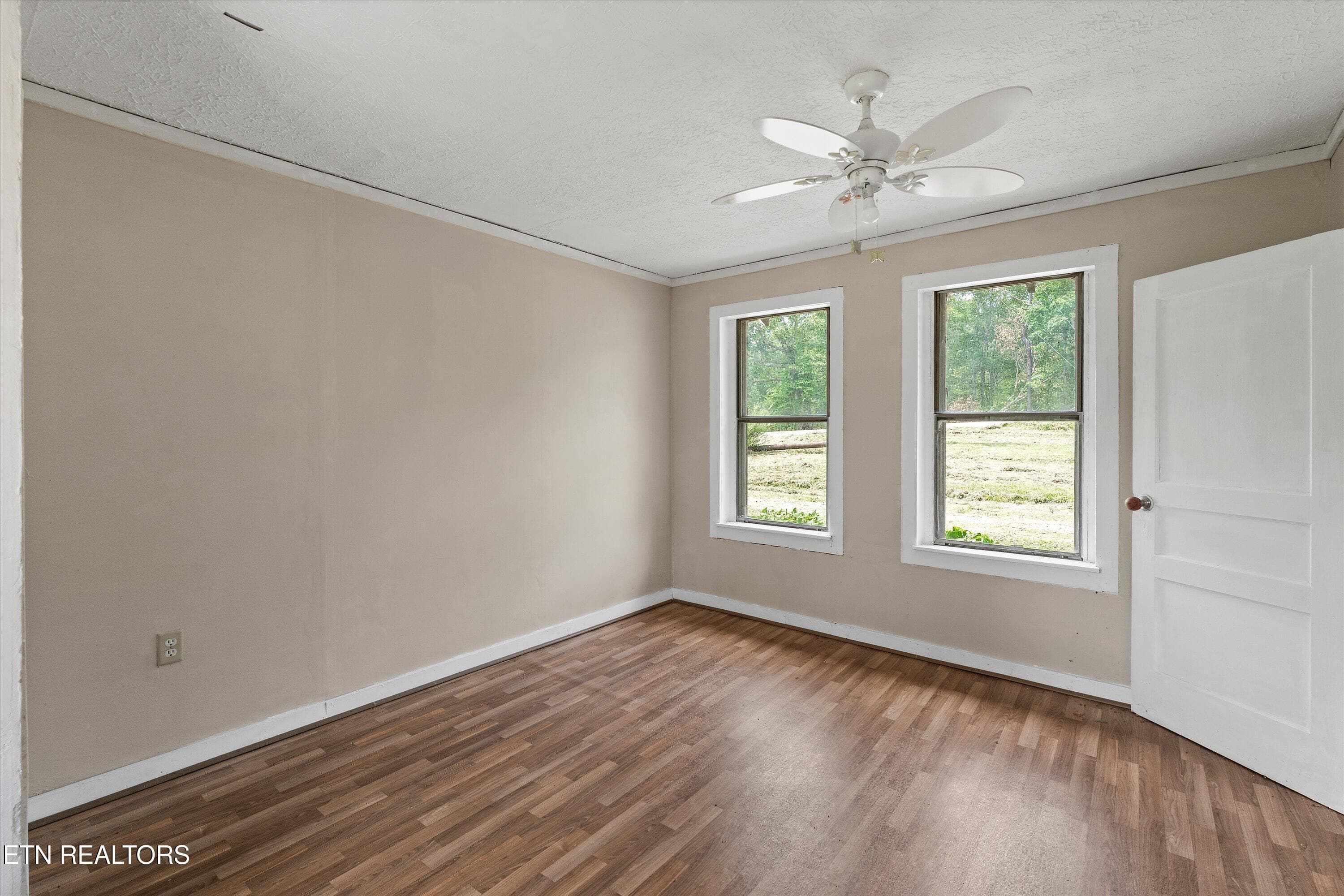Light-filled Living Room - 9476 Morgan County Hwy, Sunbright, TN 37872