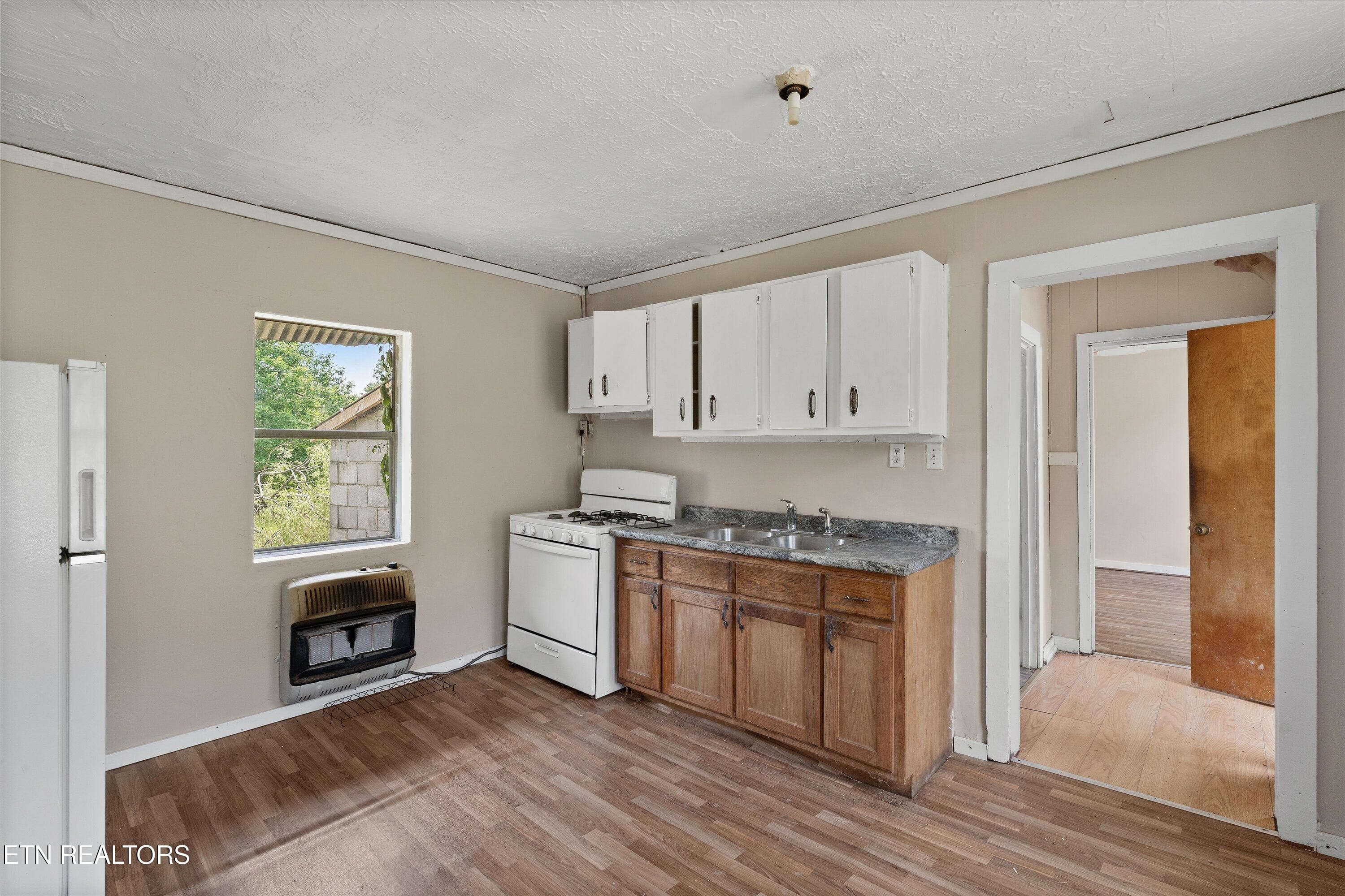 Bright and Airy Kitchen - 9476 Morgan County Hwy, Sunbright, TN 37872
