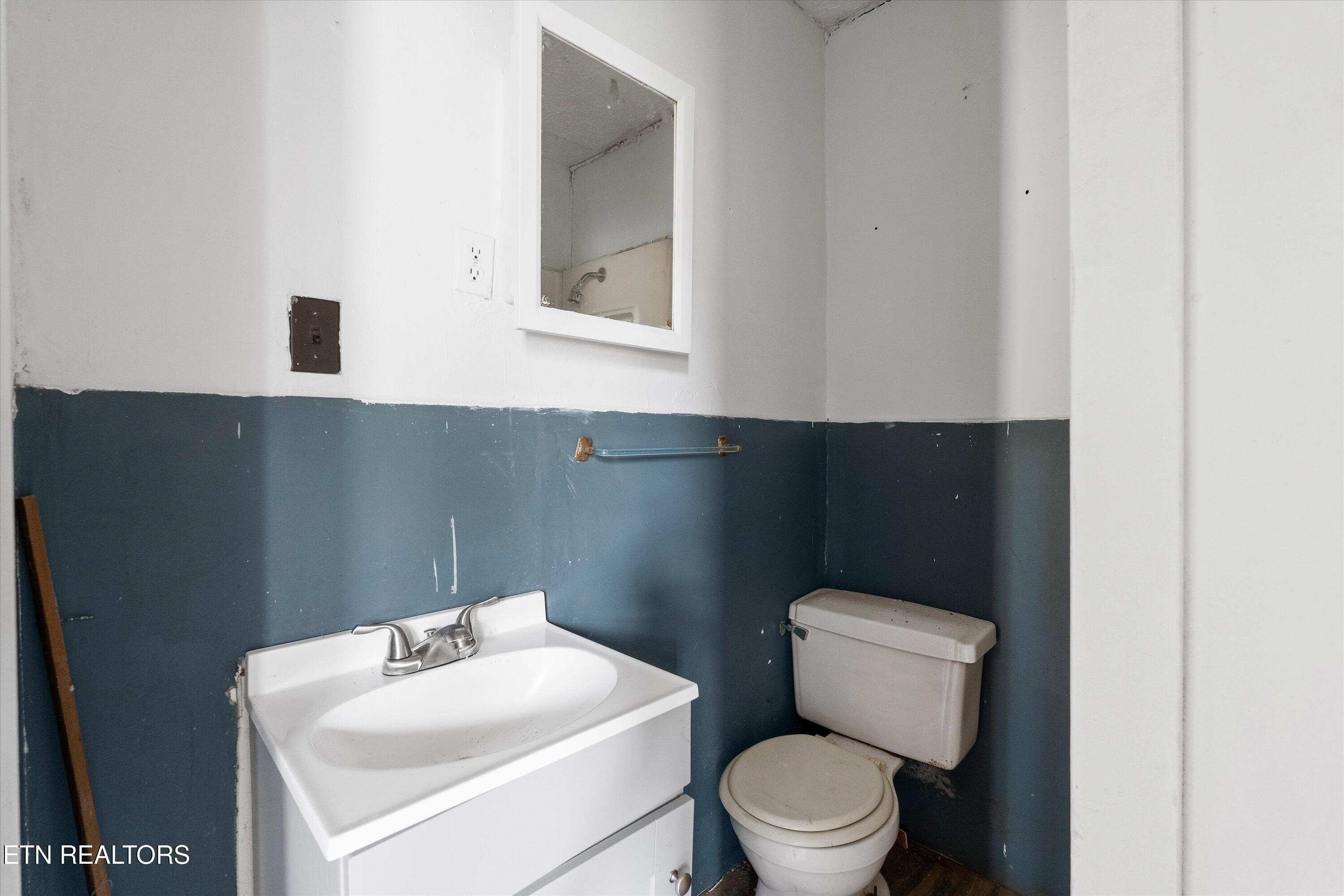 Bathroom - 9476 Morgan County Hwy, Sunbright, TN 37872