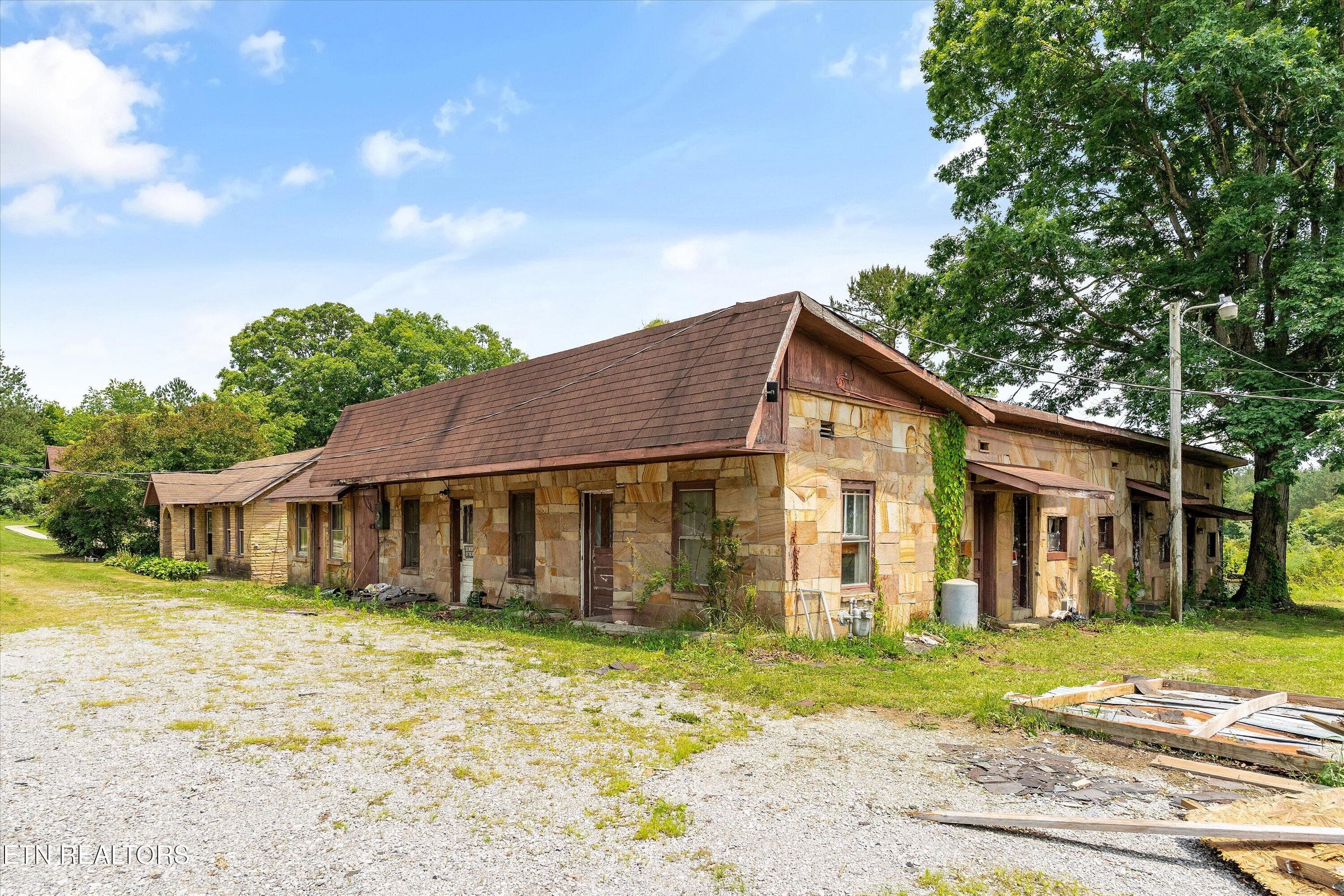 Beautiful Existing Structures - 9476 Morgan County Hwy, Sunbright, TN 37872