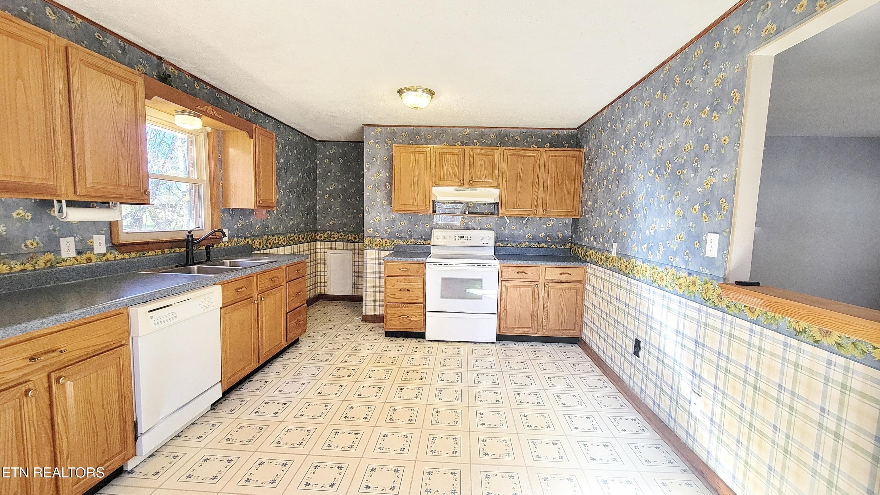 LARGE CHEF'S KITCHEN - 35 McDonald Rd, Midway, TN 37809