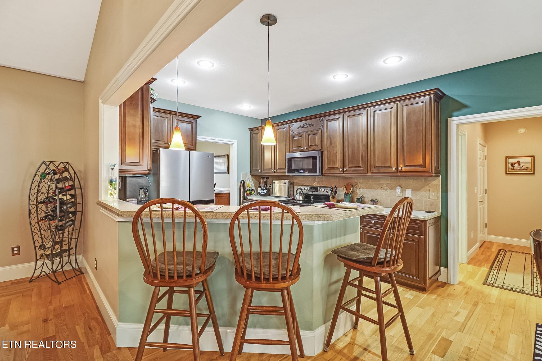 ENTERTAINERS CASUAL BARSTOOL DINING - 105 Kings Down Drive, Fairfield Glade, TN 38558