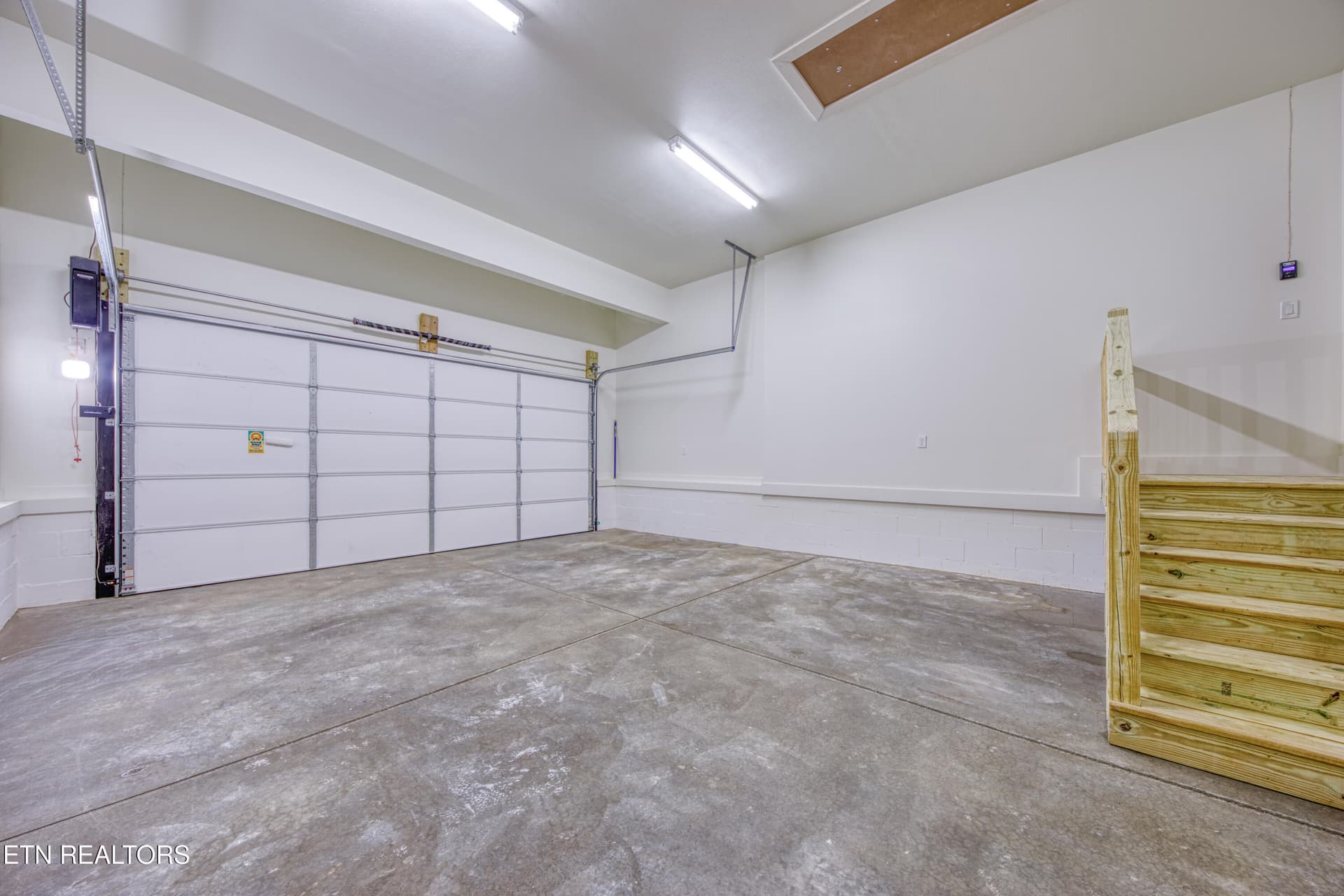 Oversized 2 Car Garage - 180 Huckleberry Hollow, Kingston, TN 37763