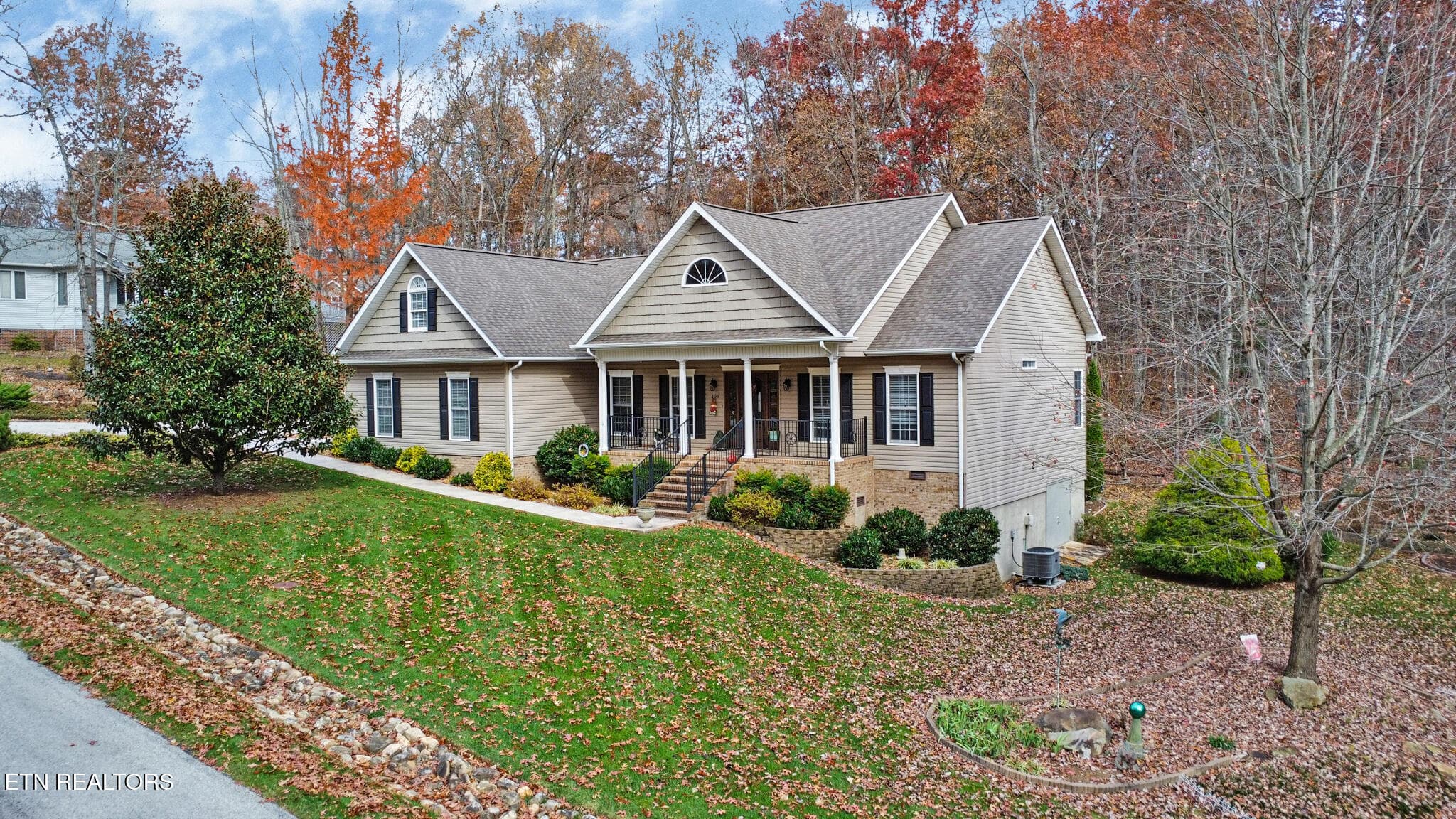 GREAT CURB APPEAL - 105 Kings Down Drive, Fairfield Glade, TN 38558