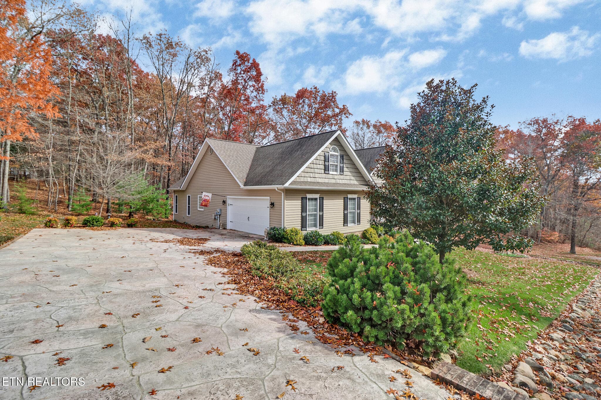 LARGE APRON AND DRIVEWAY - 105 Kings Down Drive, Fairfield Glade, TN 38558