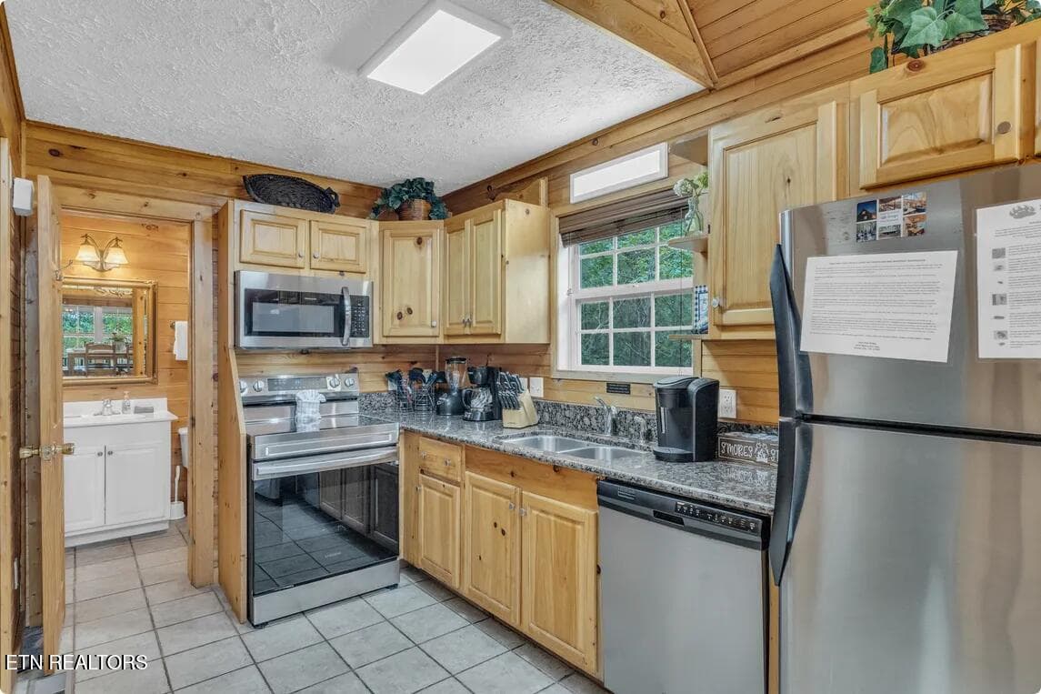Screenshot 2025-11-21 at 11-48-29 Red Oa - 1815 Maranohe Way Way, Sevierville, TN 37862