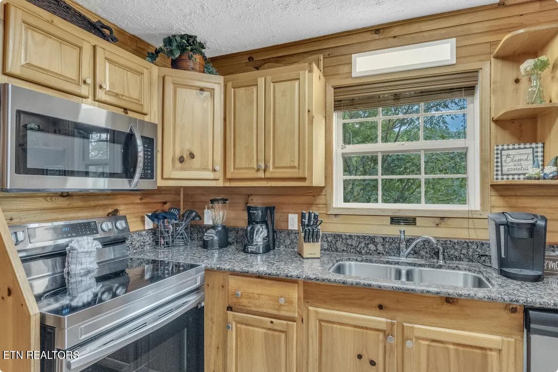Screenshot 2025-11-21 at 11-48-33 Red Oa - 1815 Maranohe Way Way, Sevierville, TN 37862