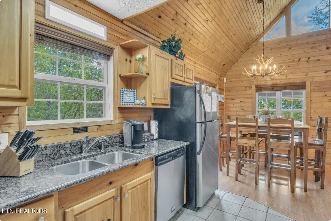 Screenshot 2025-11-21 at 11-48-37 Red Oa - 1815 Maranohe Way Way, Sevierville, TN 37862