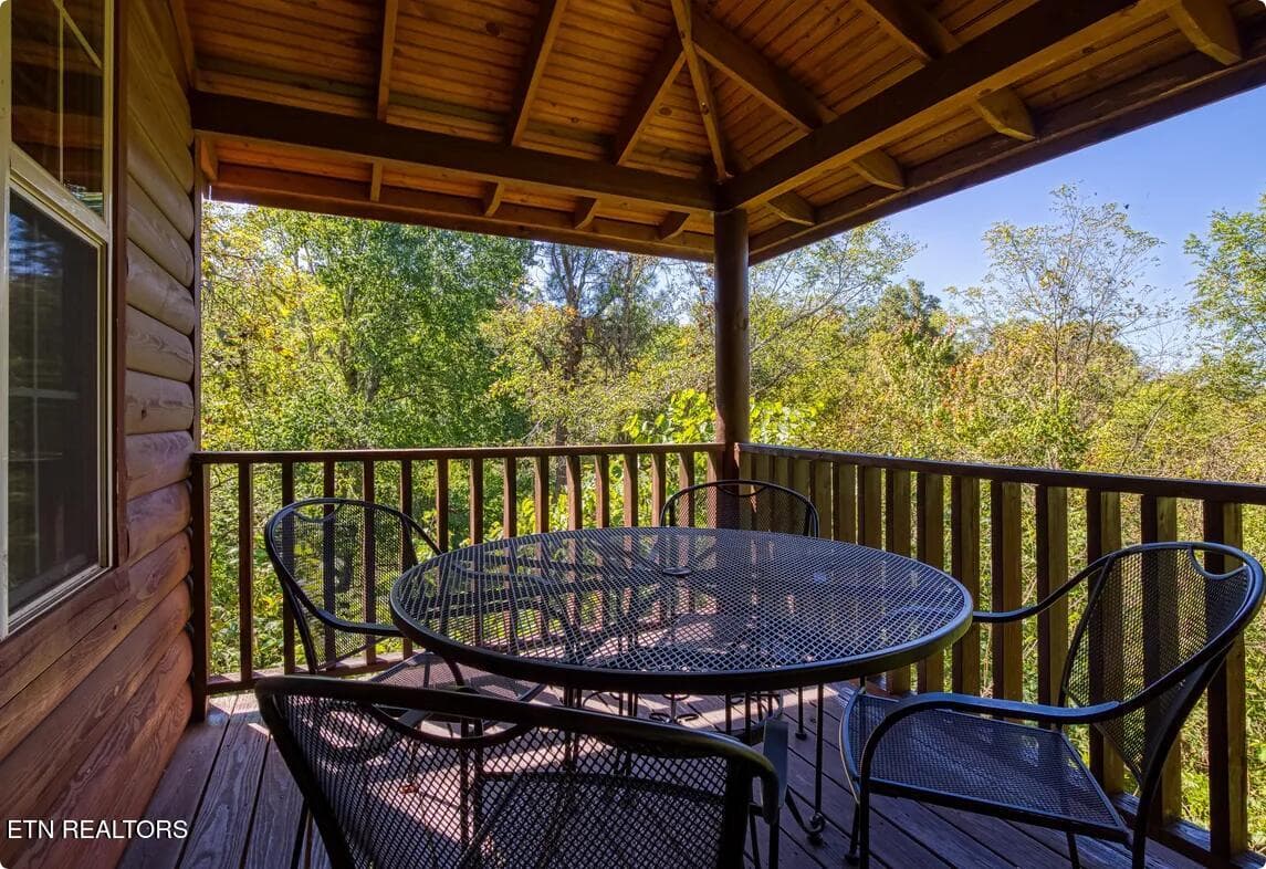Screenshot 2025-11-21 at 11-48-58 Red Oa - 1815 Maranohe Way Way, Sevierville, TN 37862