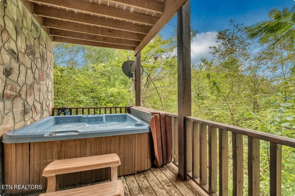 Screenshot 2025-11-21 at 11-49-45 Red Oa - 1815 Maranohe Way Way, Sevierville, TN 37862
