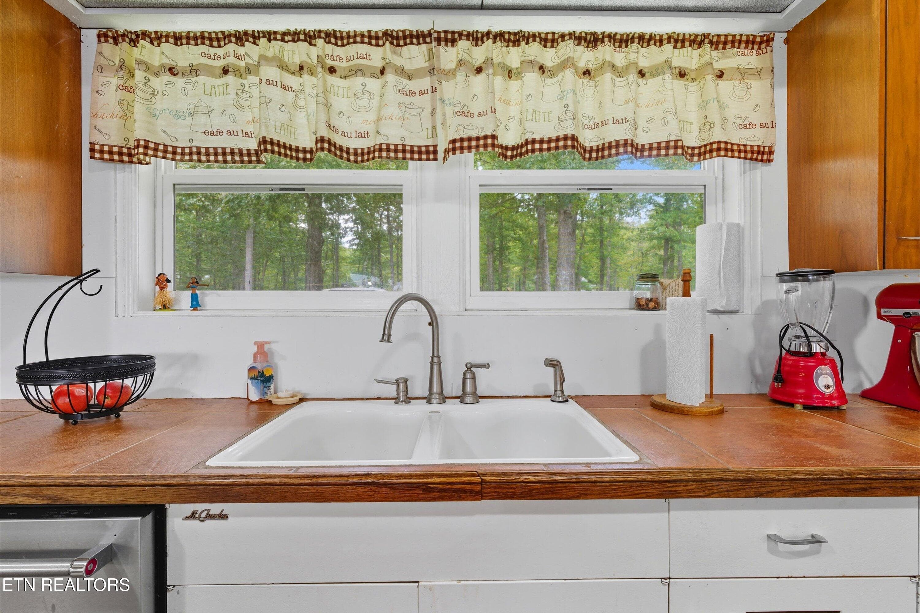 10-605 S Lake Dr-10 - 605 S Lake Drive A, Oneida, TN 37841