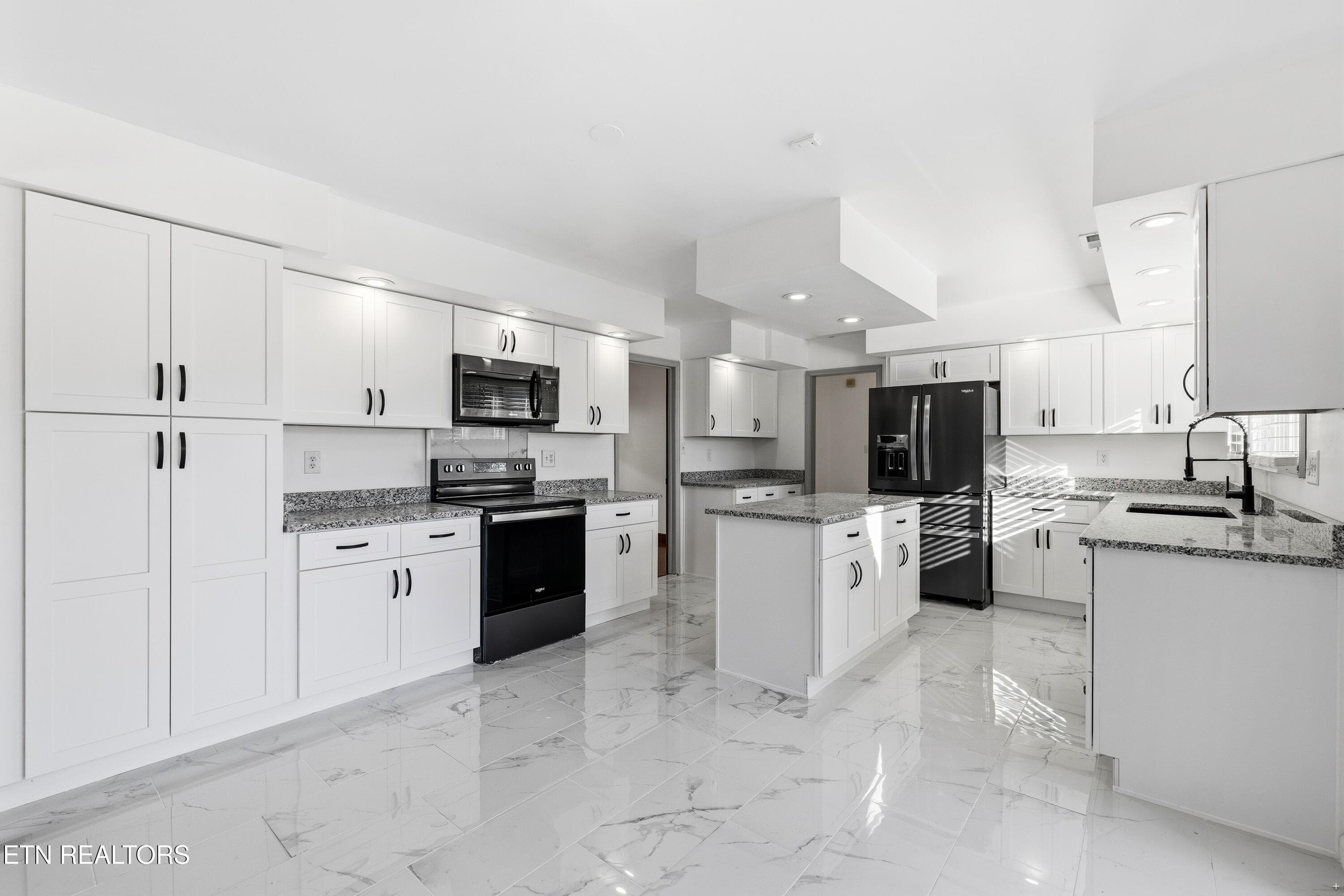 KITCHEN - 8002 Jackson Bend Rd, Lenoir City, TN 37772