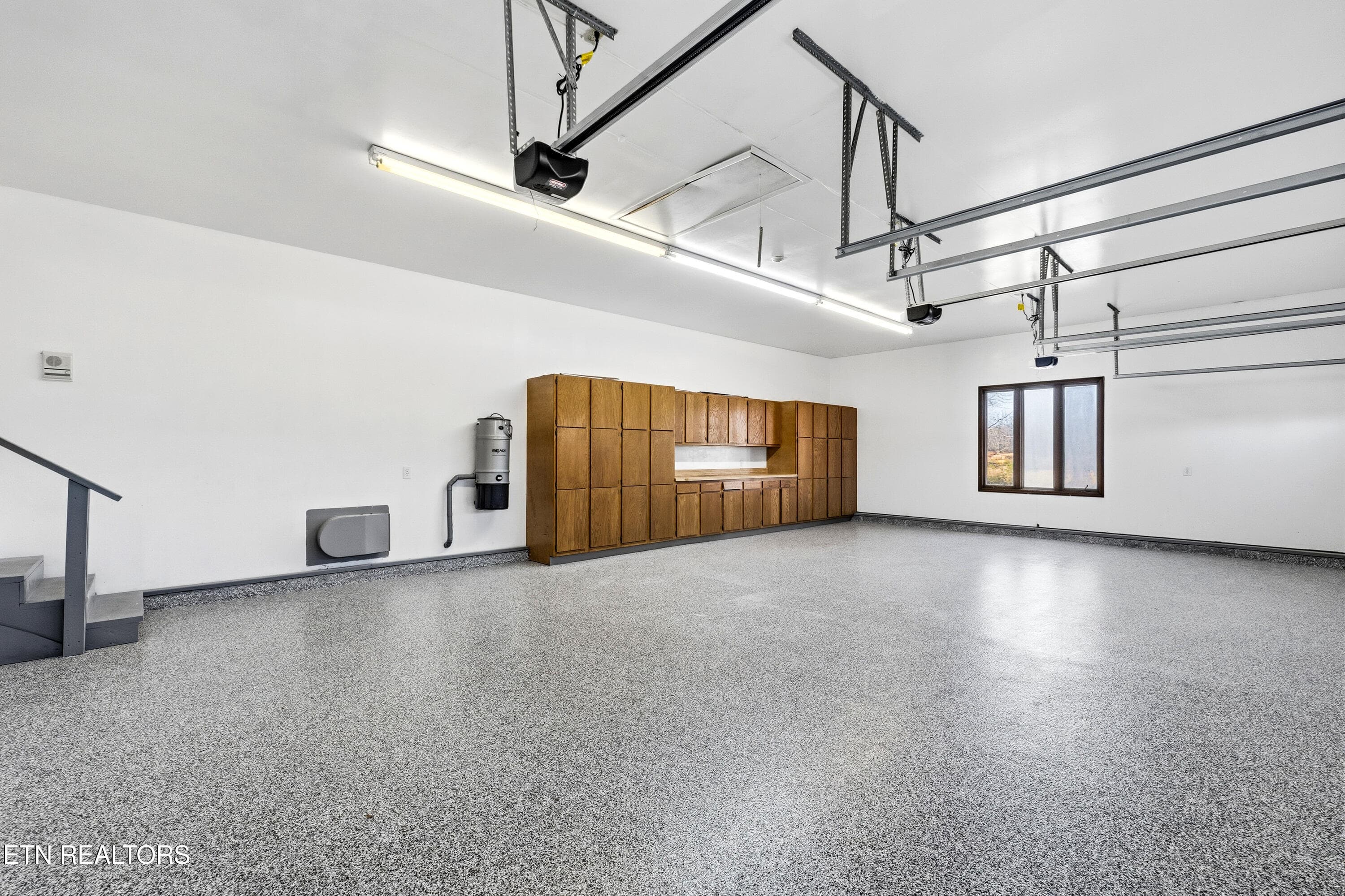 THREE CAR GARAGE - 8002 Jackson Bend Rd, Lenoir City, TN 37772