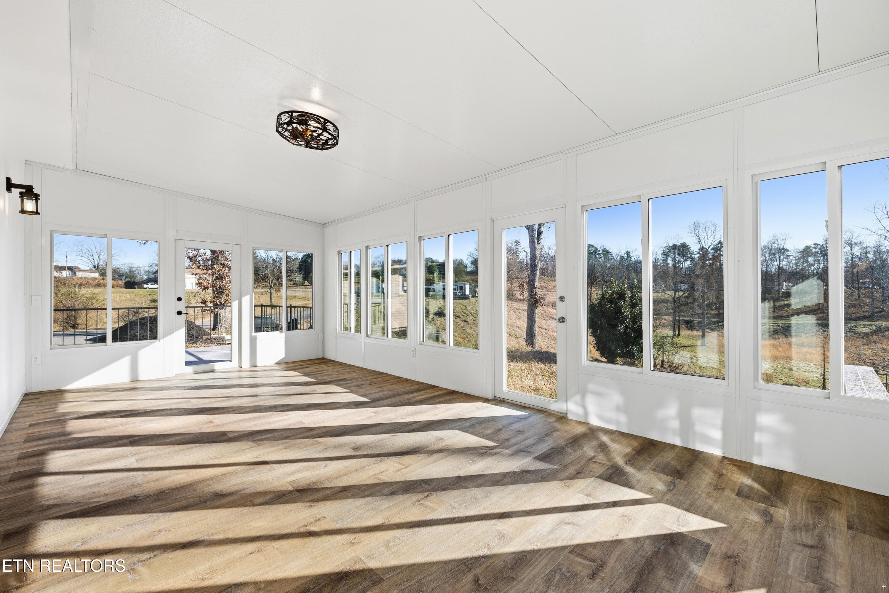 SUNROOM - 8002 Jackson Bend Rd, Lenoir City, TN 37772