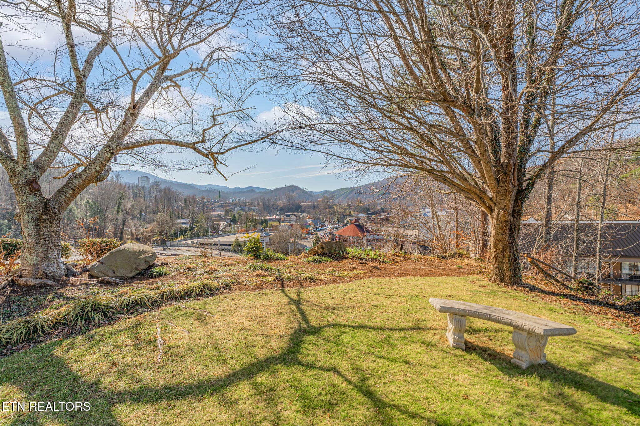 Park Like Garden - 102 Baskins Creek Bypass 207, Gatlinburg, TN 37738, Gatlinburg