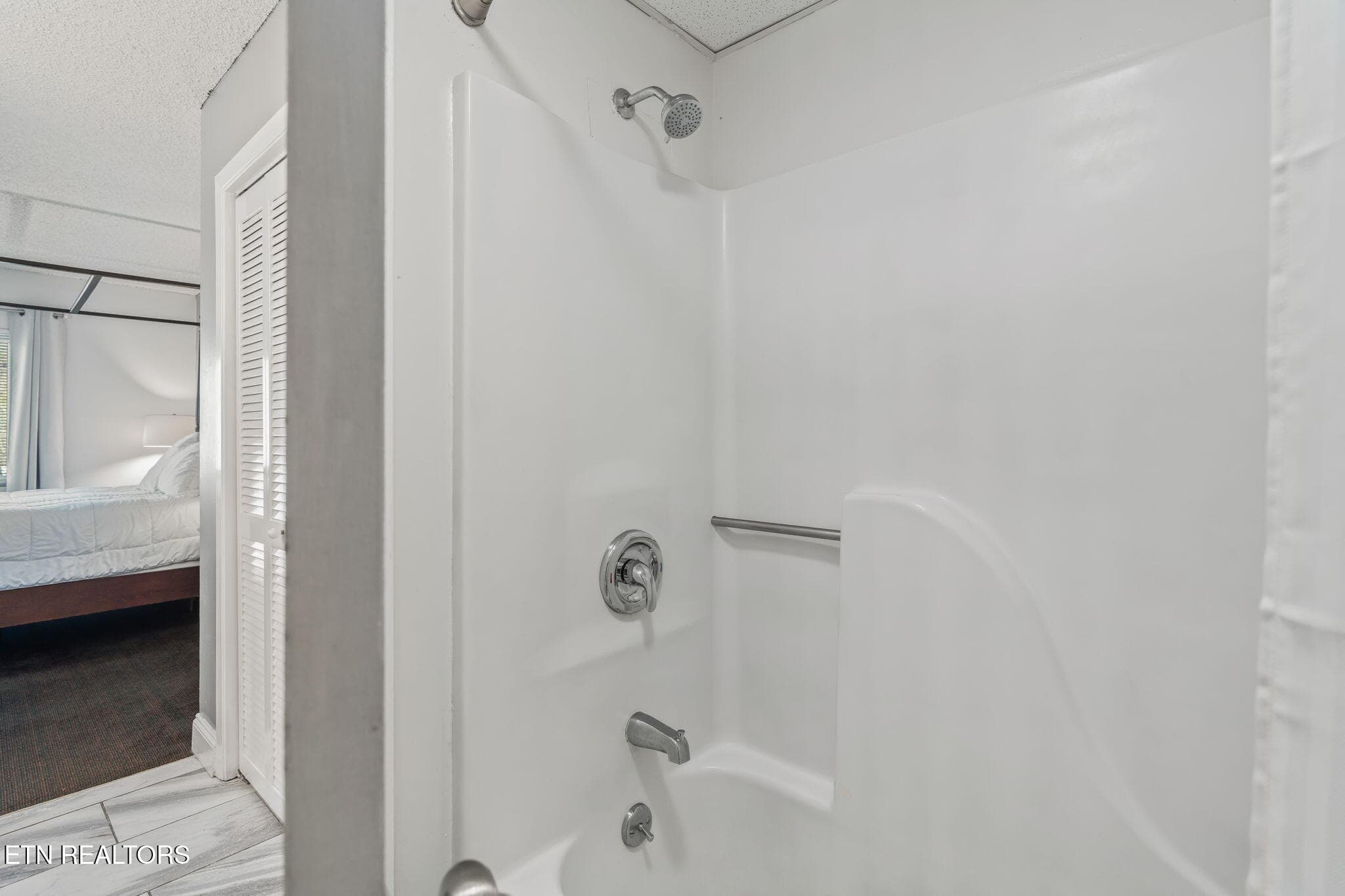 Shower - 102 Baskins Creek Bypass 207, Gatlinburg, TN 37738, Gatlinburg