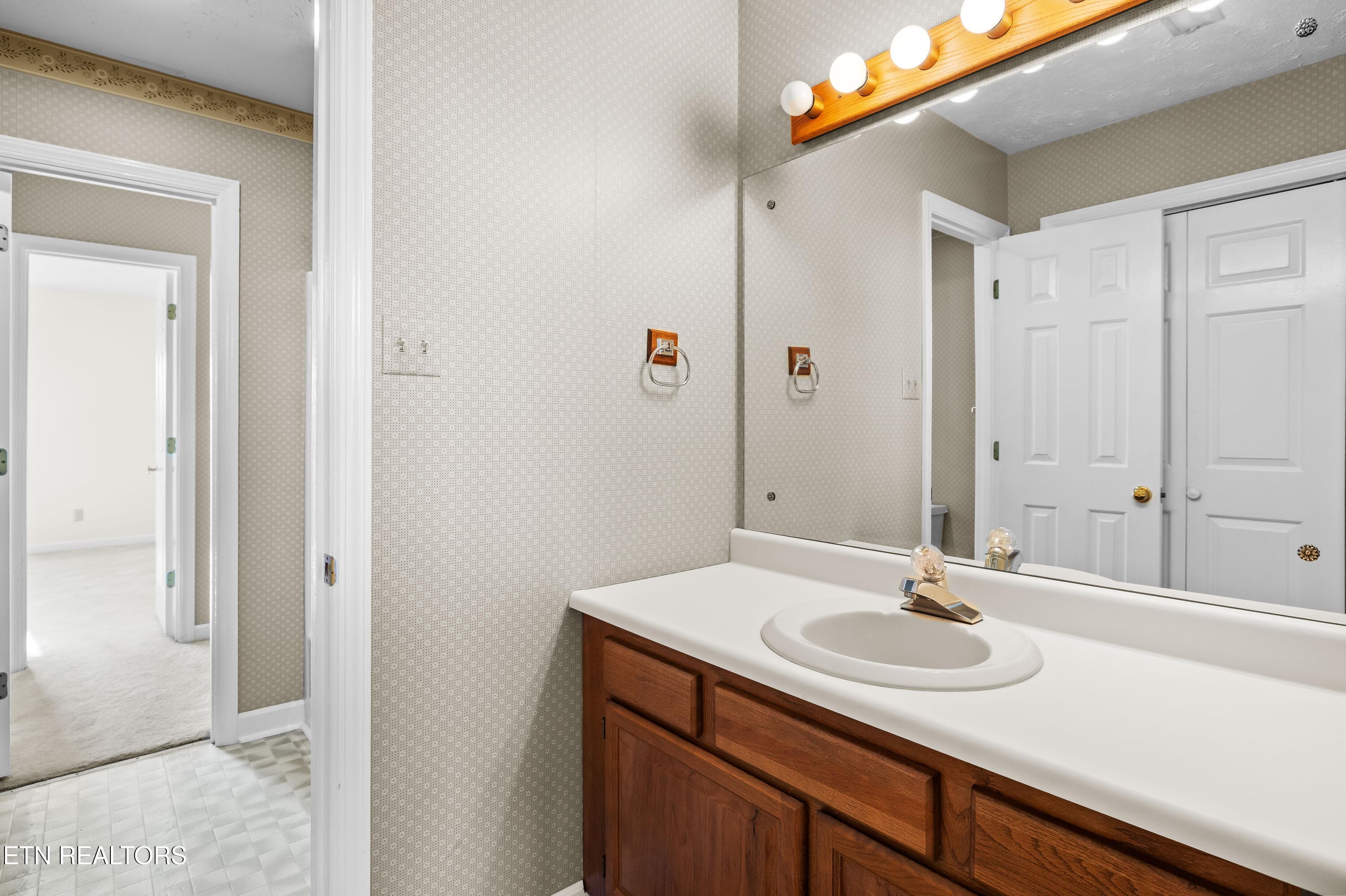 Jack and Jill Bathroom - 905 Glennshire Drive, Knoxville, TN 37923, Knoxville