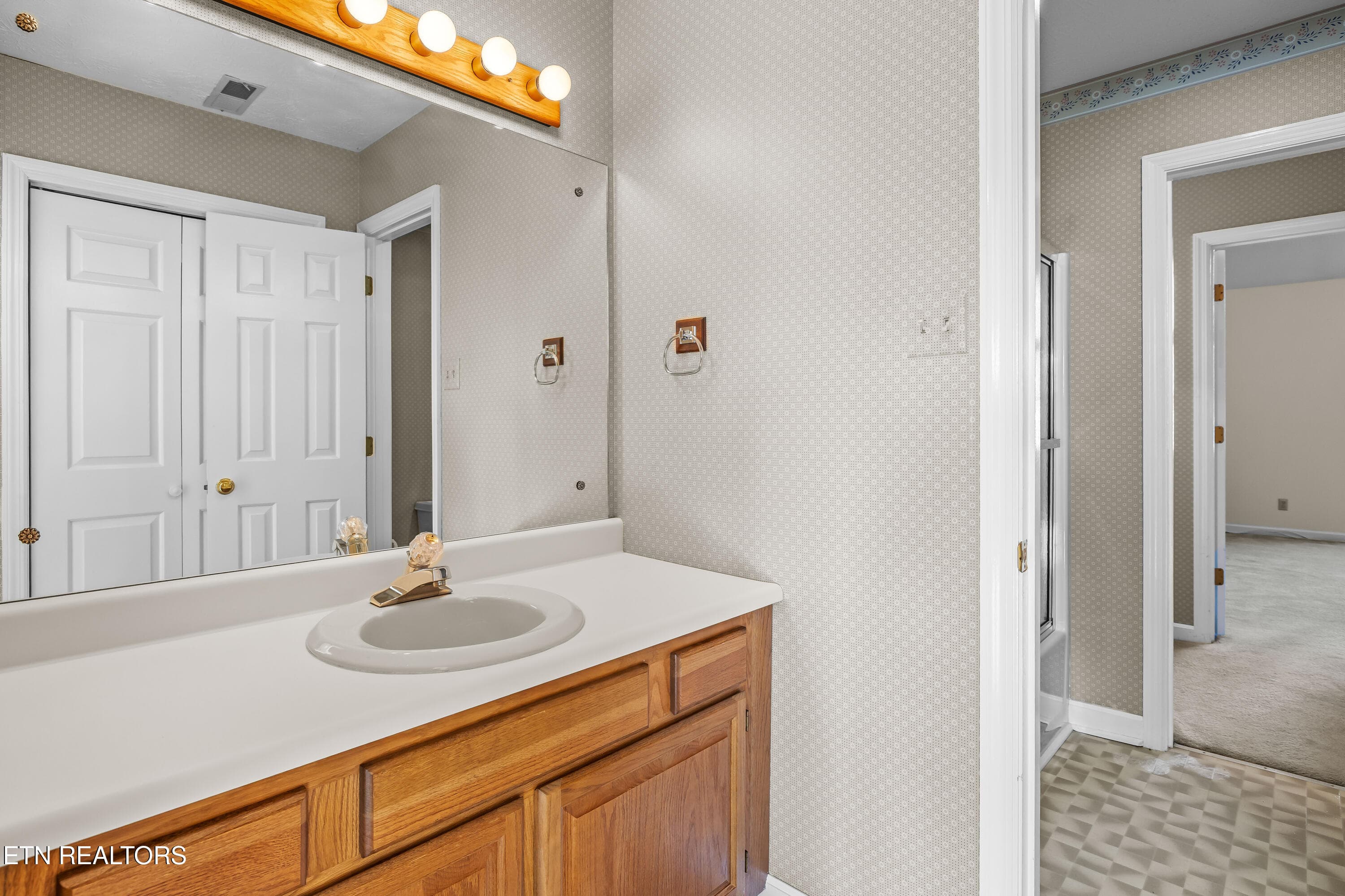 Jack and Jill BathroomnshireDr-38 - 905 Glennshire Drive, Knoxville, TN 37923, Knoxville