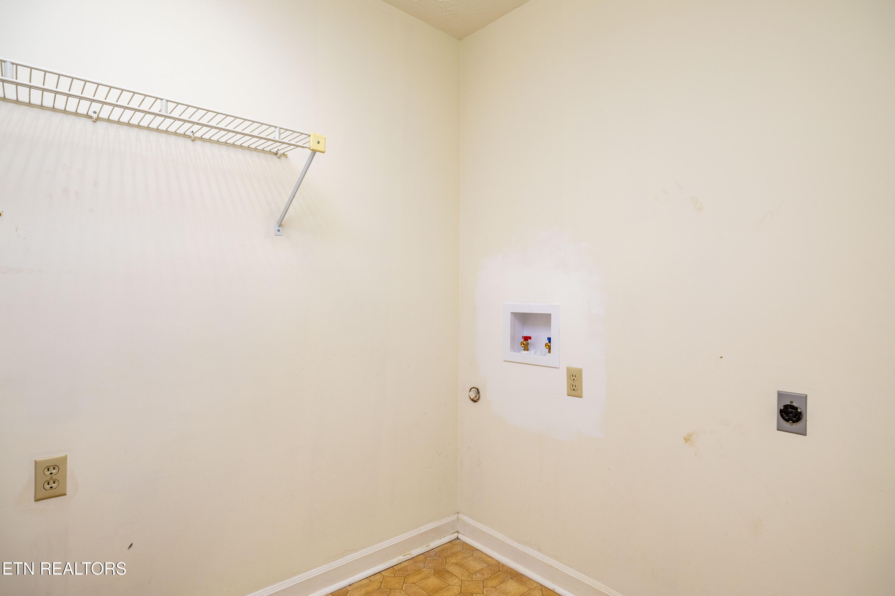 Main Level Laundry Room - 905 Glennshire Drive, Knoxville, TN 37923, Knoxville