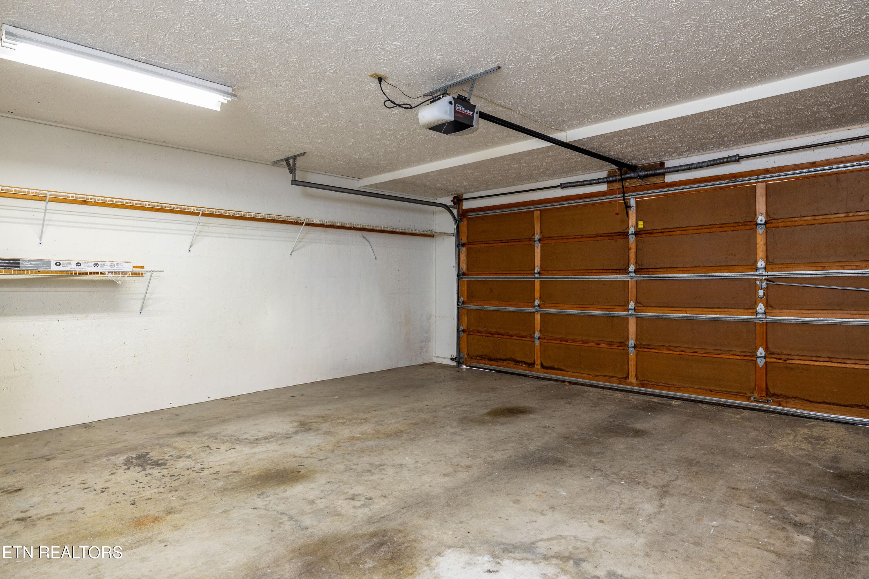 2 Car Garage shireDr-1 - garage - 905 Glennshire Drive, Knoxville, TN 37923, Knoxville